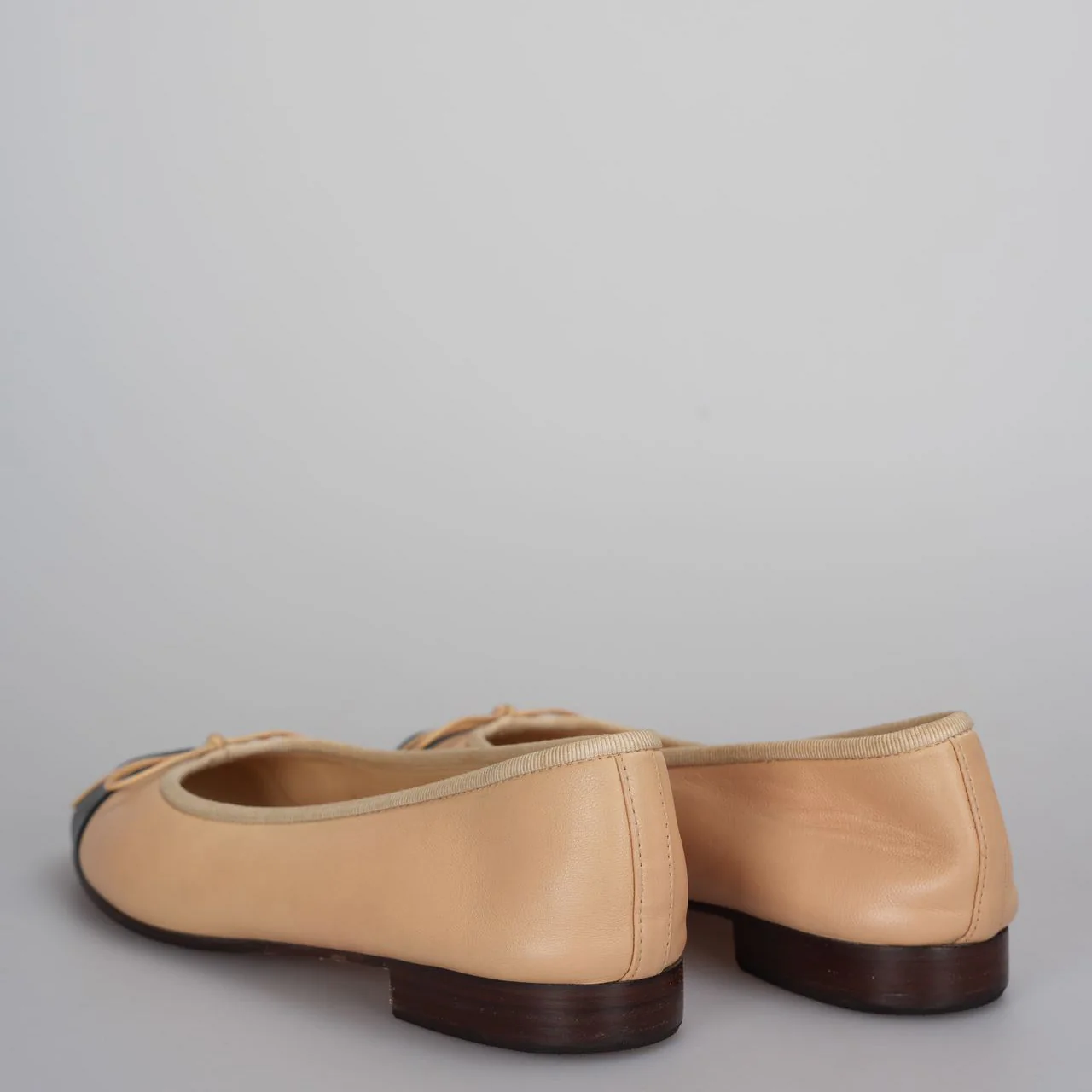 used-Chanel Beige/Black Leather CC Bow Cap Toe Ballet Flats Size 35 .5-MILOURA