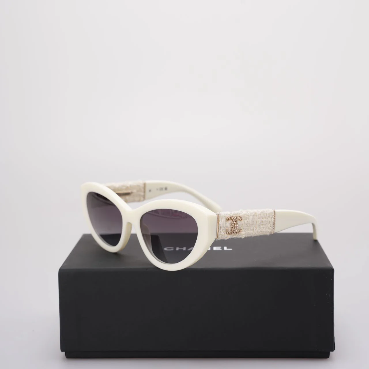 used-Chanel Acetate Tweed Wool CC Chain Sunglasses 5513-A White-MILOURA