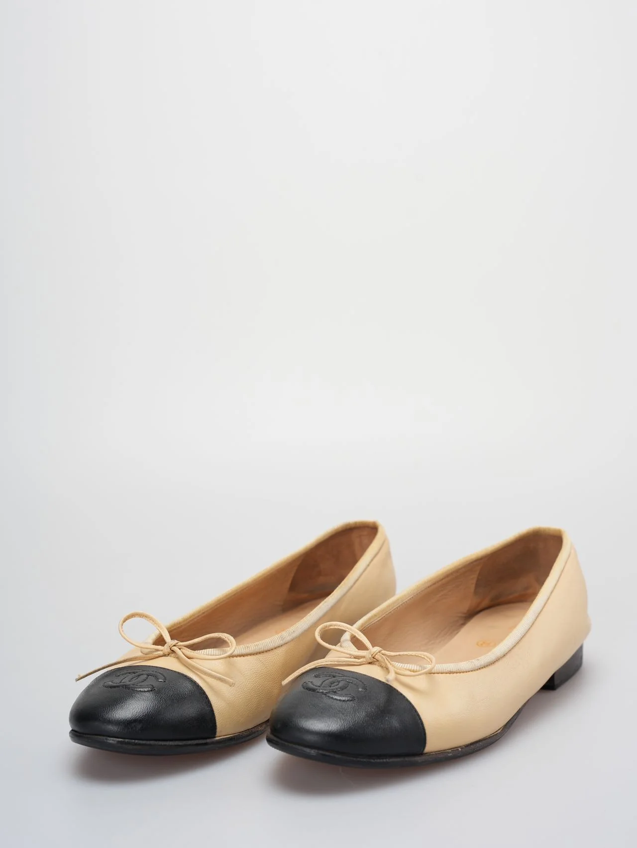 used-Chanel Beige/Black Leather CC Bow Cap Toe Ballet Flats Size 37 .5-MILOURA
