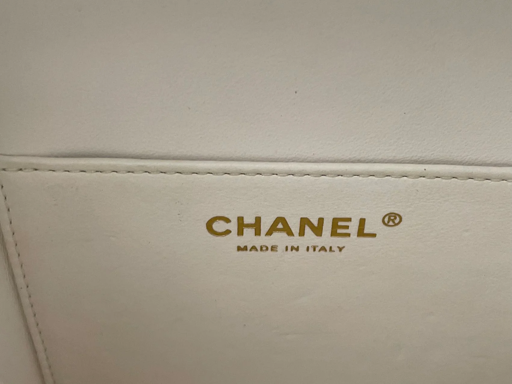 used-Chanel White Vanity Case Bag in Lambskin Leather-MILOURA