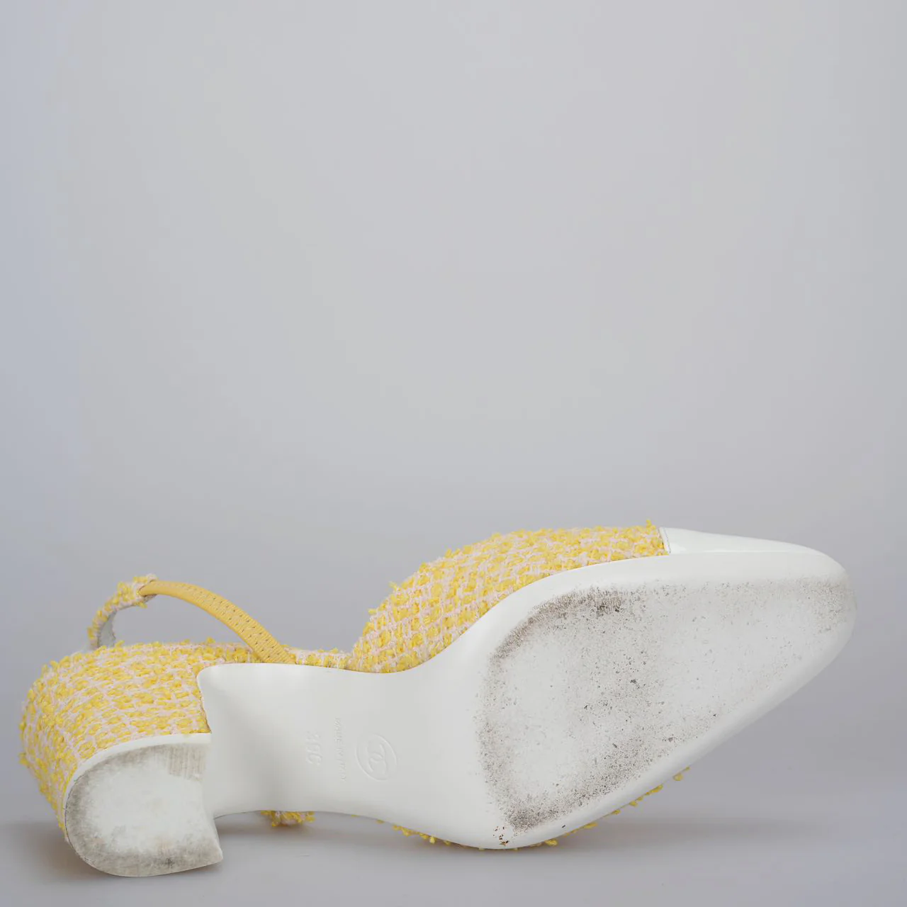 used-Chanel tweed slingback 39 light yellow pumps with CC logo-MILOURA
