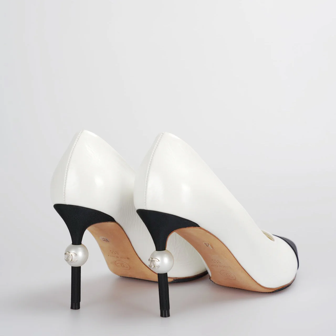 used-Chanel white black pumps with pearl CC logo 38-MILOURA