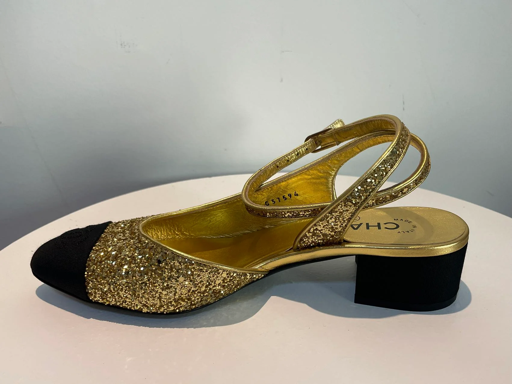 used-Chanel GoldBlack Coarse Glitter and Fabric CC Cap Toe Slingback Pumps Size EU37.5-MILOURA