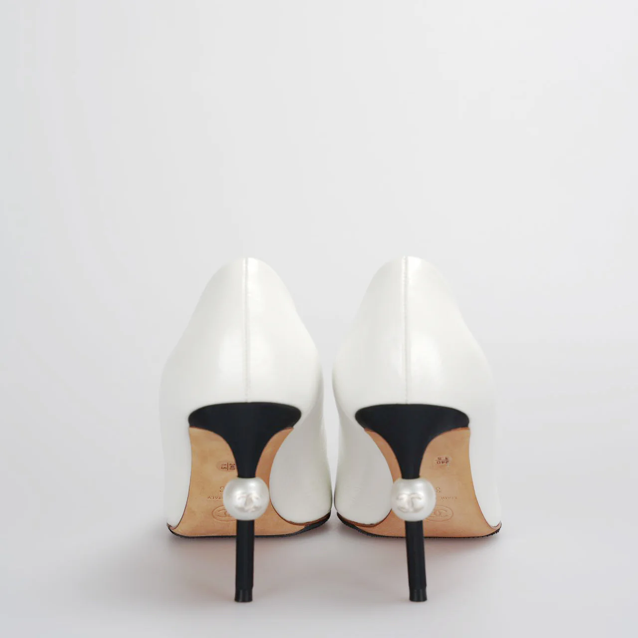 used-Chanel white black pumps with pearl CC logo 38-MILOURA
