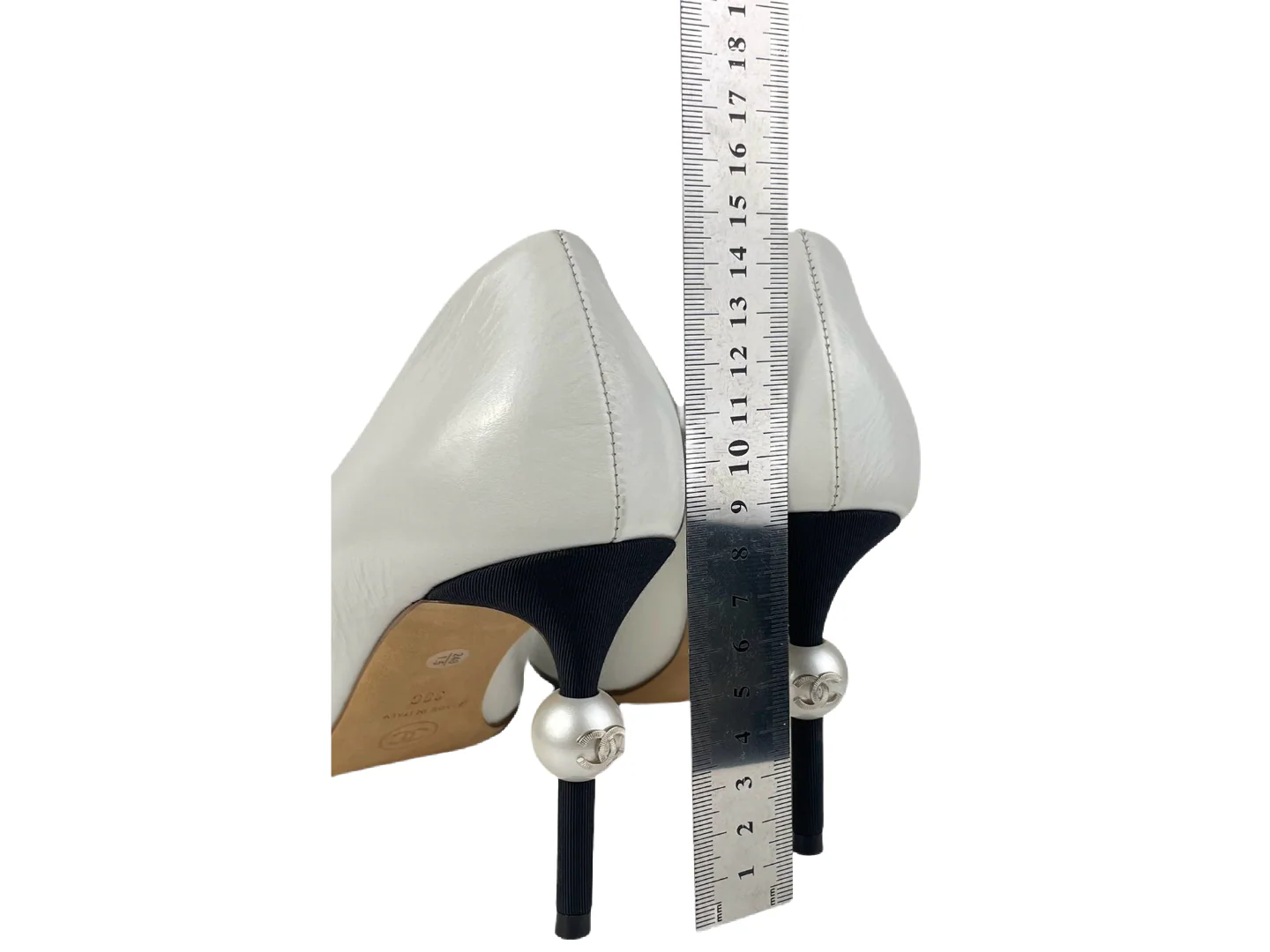 used-Chanel white black pumps with pearl CC logo 38-MILOURA