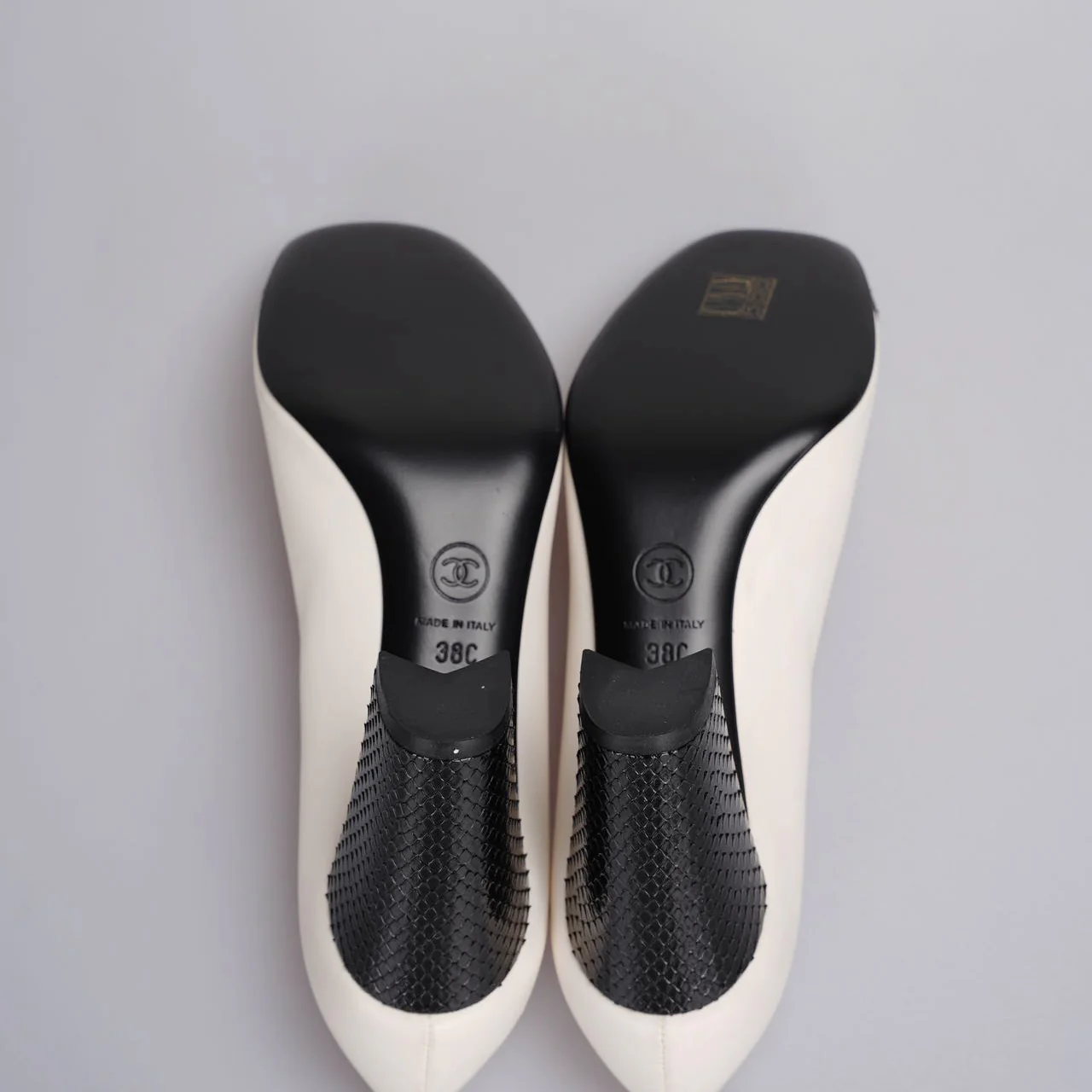 used-Chanel Classic Leather Two-Tone Pumps in Beige Black 38C-MILOURA