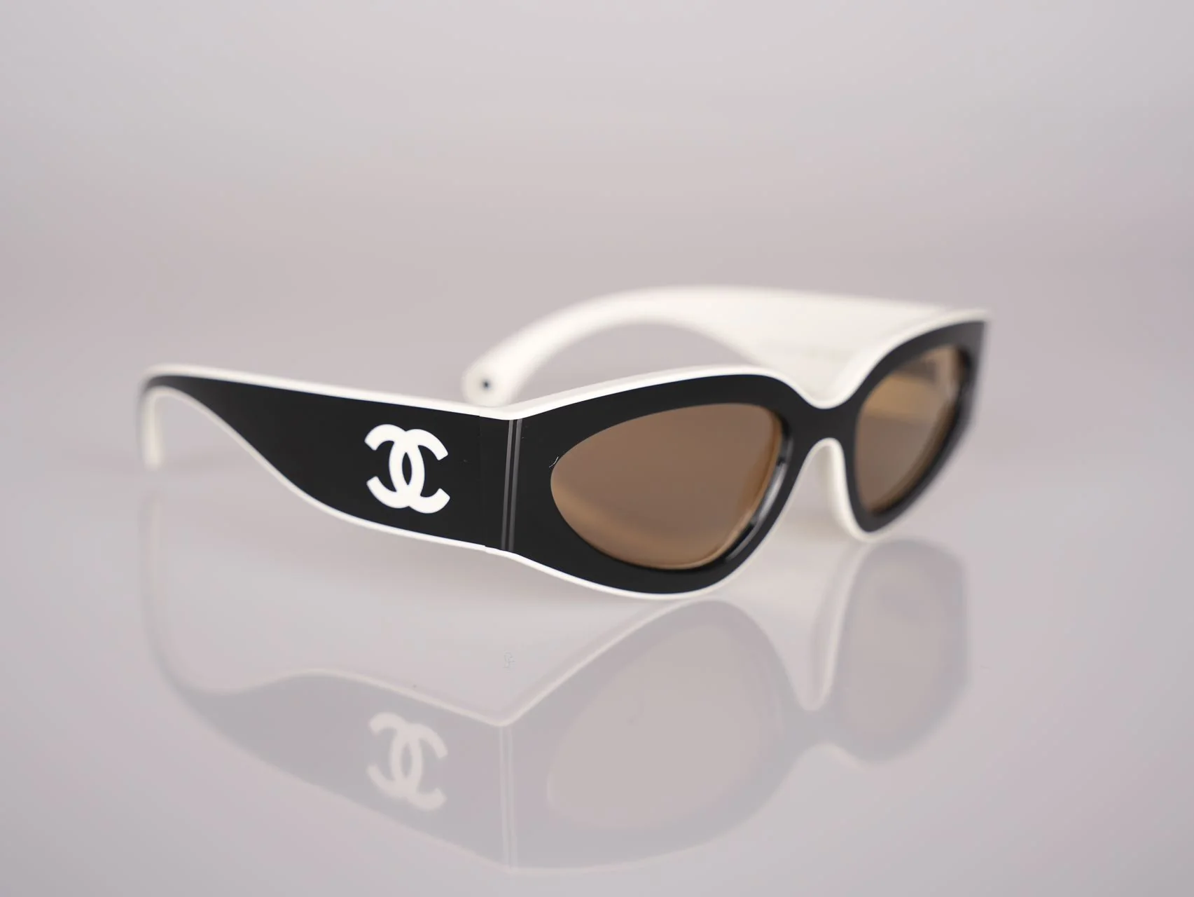 used-Chanel Cat Eye Sunglasses with CC Logo Black and White-MILOURA