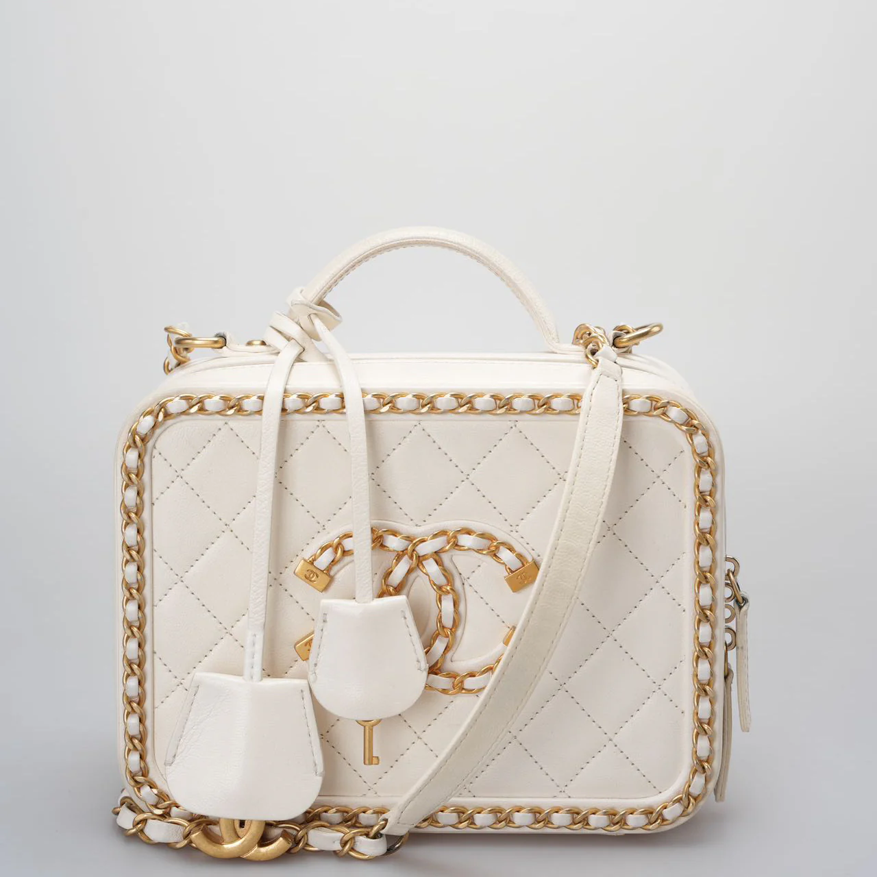 used-Chanel White vanity case Bag in Quilted Leather CC Filigree Chain Around-MILOURA