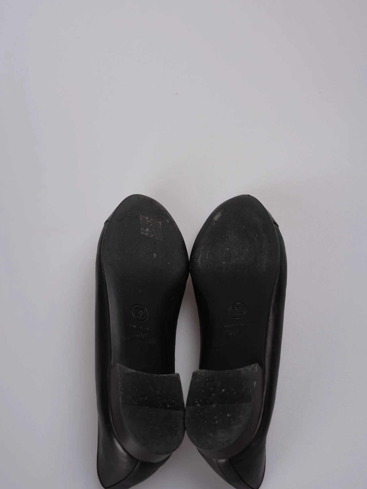 used-Chanel ballet flats in black leather with contrasting black patent toe and embossed interlaced Chanel C logo size 40-MILOURA