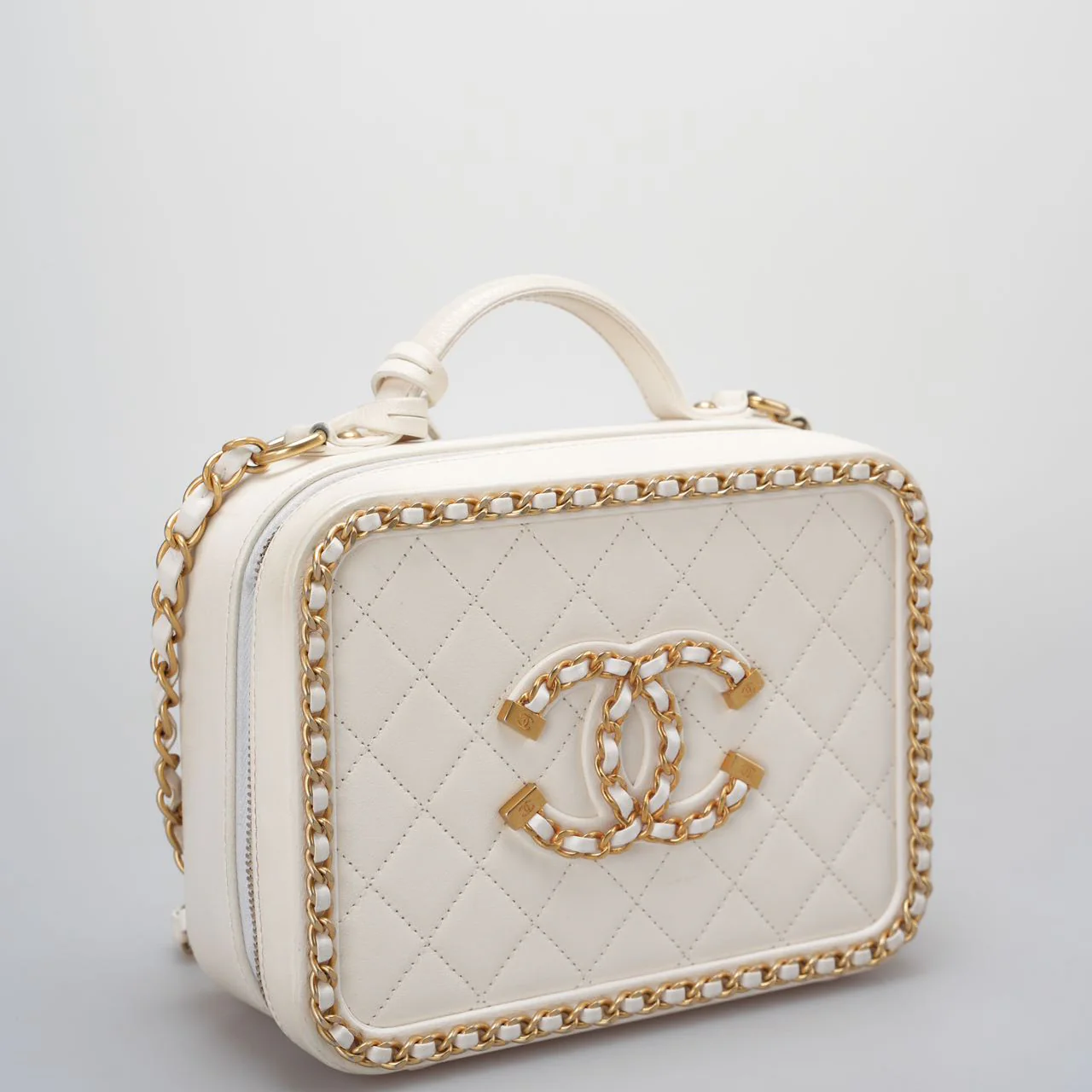 used-Chanel White vanity case Bag in Quilted Leather CC Filigree Chain Around-MILOURA