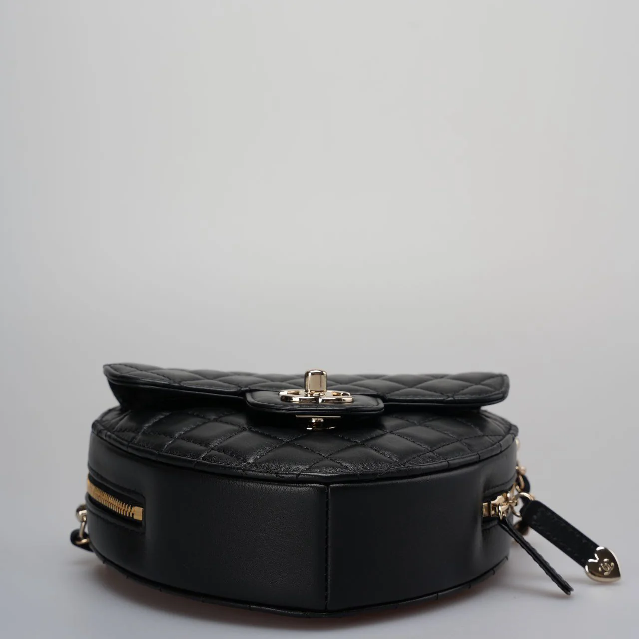 used-Chanel Lambskin Quilted CC In Love big Heart Clutch With Chain in Black-MILOURA