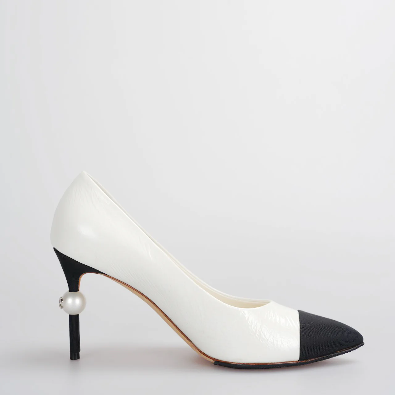 used-Chanel white black pumps with pearl CC logo 38-MILOURA