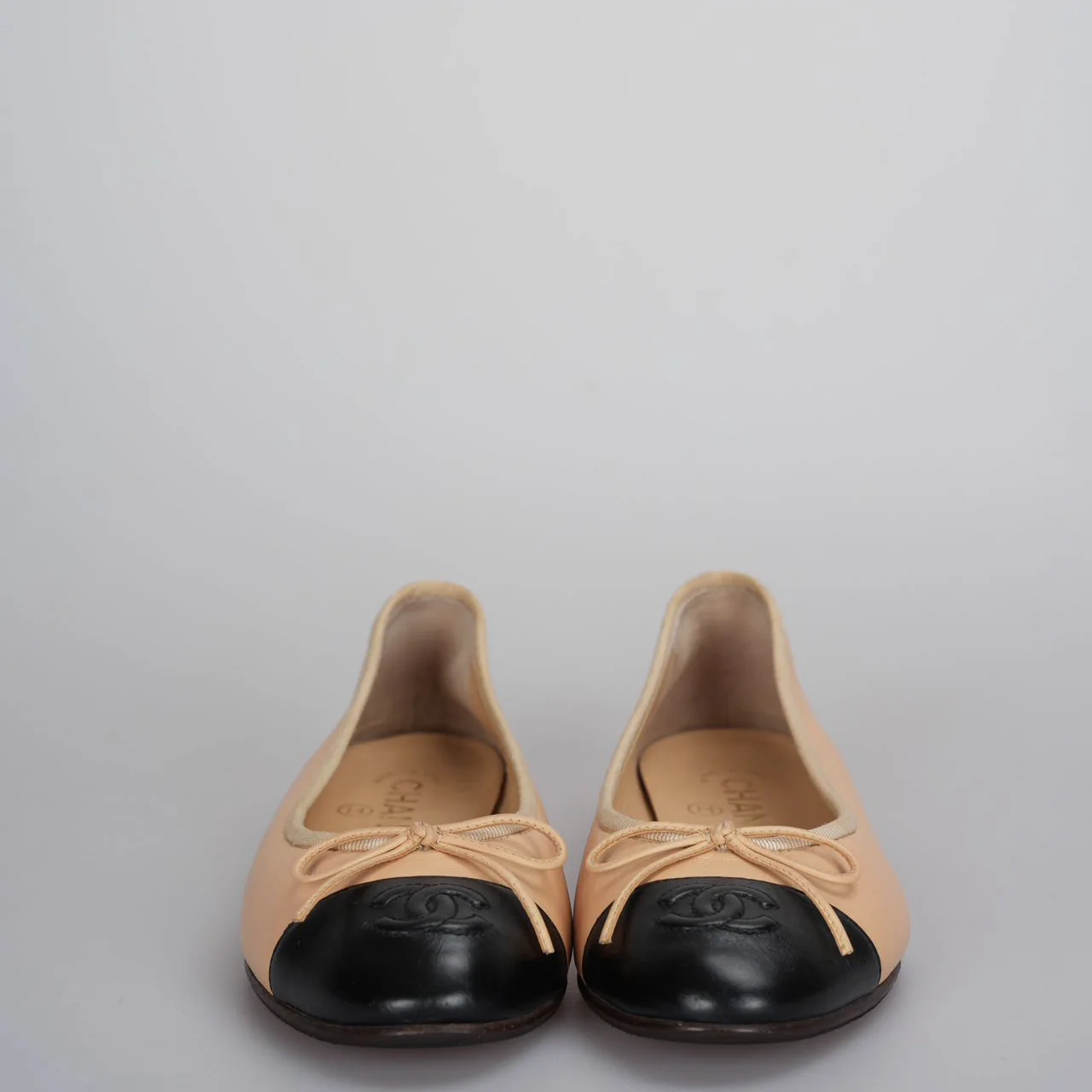used-Chanel Beige/Black Leather CC Bow Cap Toe Ballet Flats Size 35 .5-MILOURA