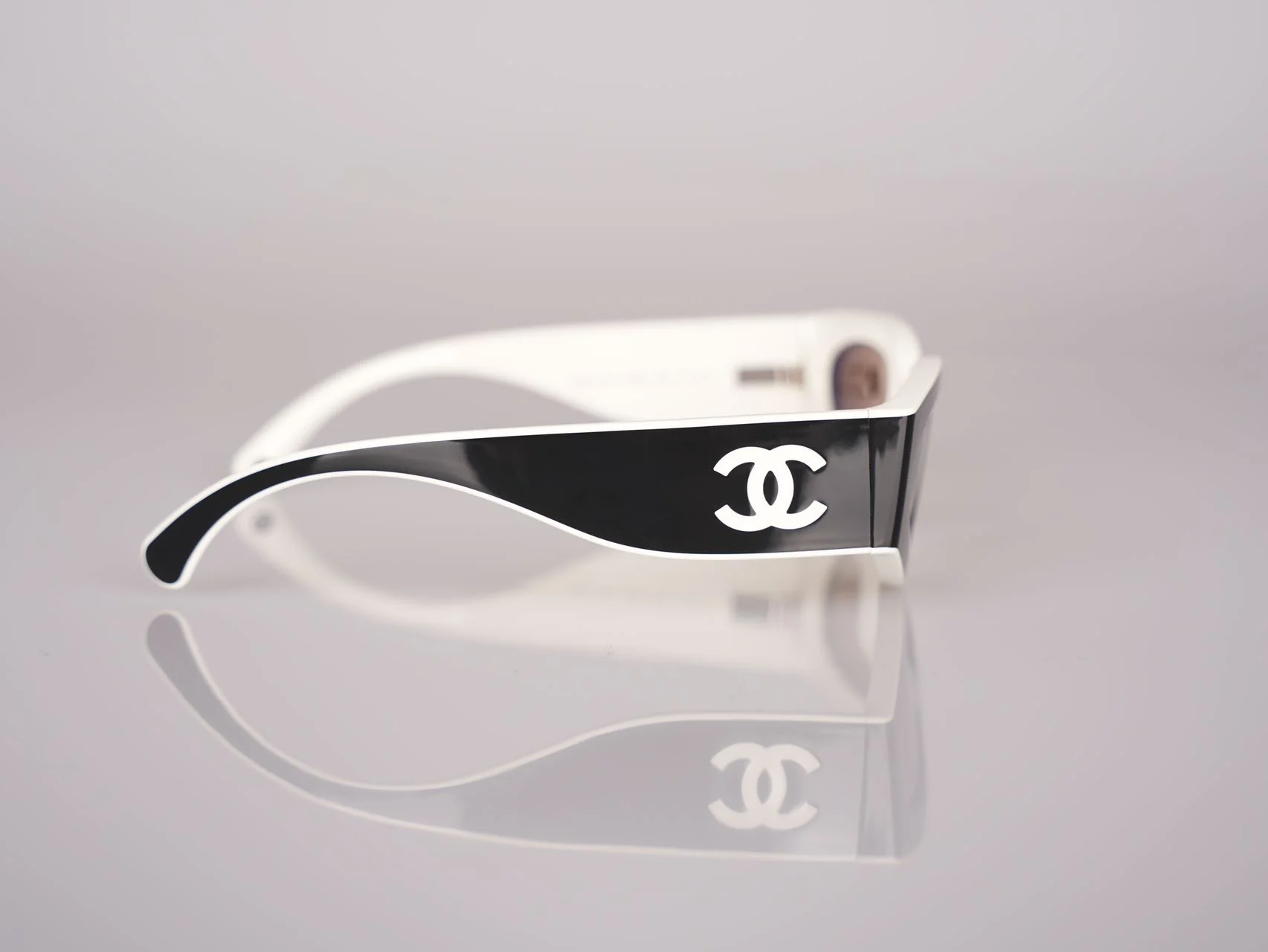 used-Chanel Cat Eye Sunglasses with CC Logo Black and White-MILOURA