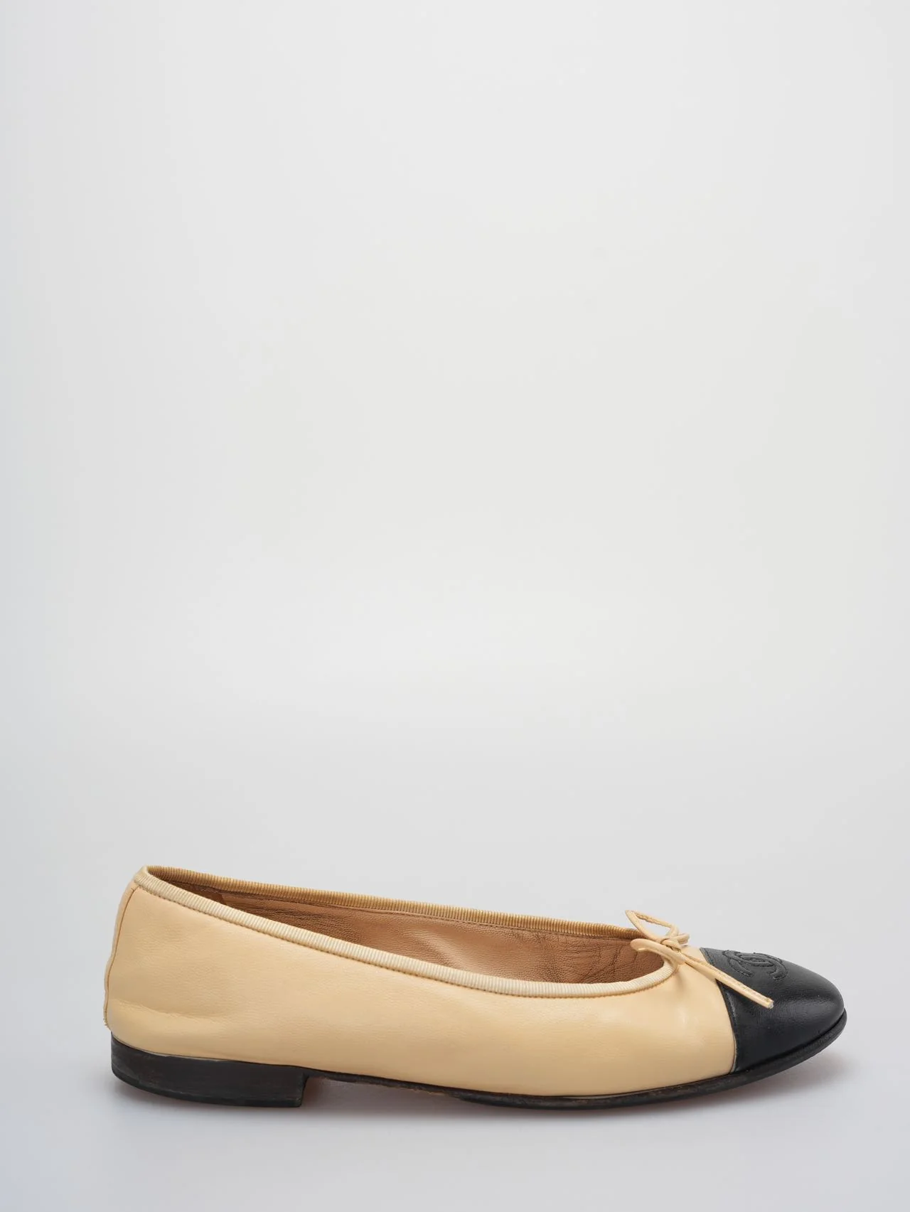 used-Chanel Beige/Black Leather CC Bow Cap Toe Ballet Flats Size 37 .5-MILOURA