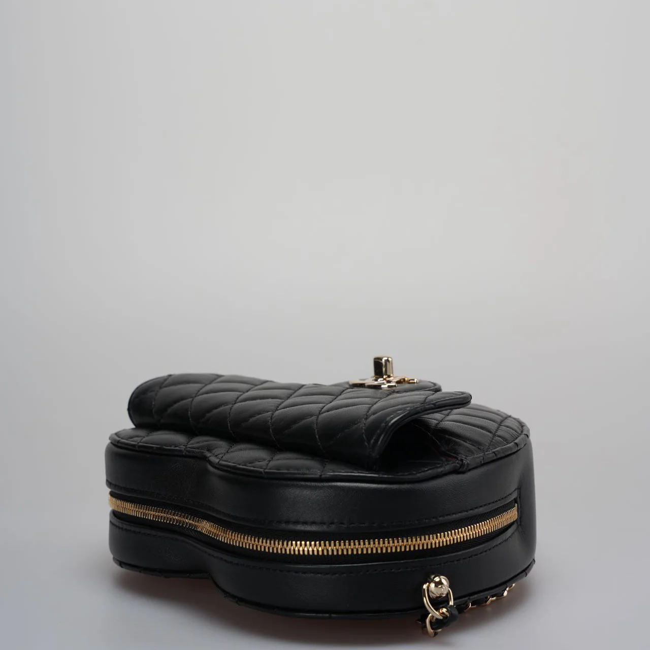 used-Chanel Lambskin Quilted CC In Love big Heart Clutch With Chain in Black-MILOURA