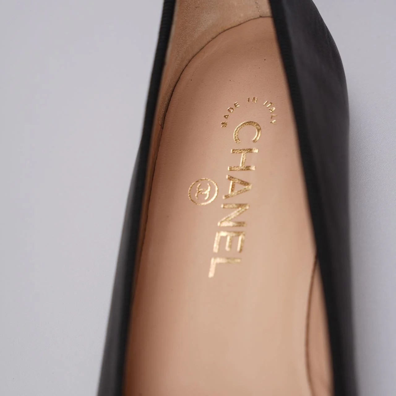 used-Chanel ballet flats in black leather with contrasting black patent toe and embossed interlaced Chanel C logo size 40-MILOURA