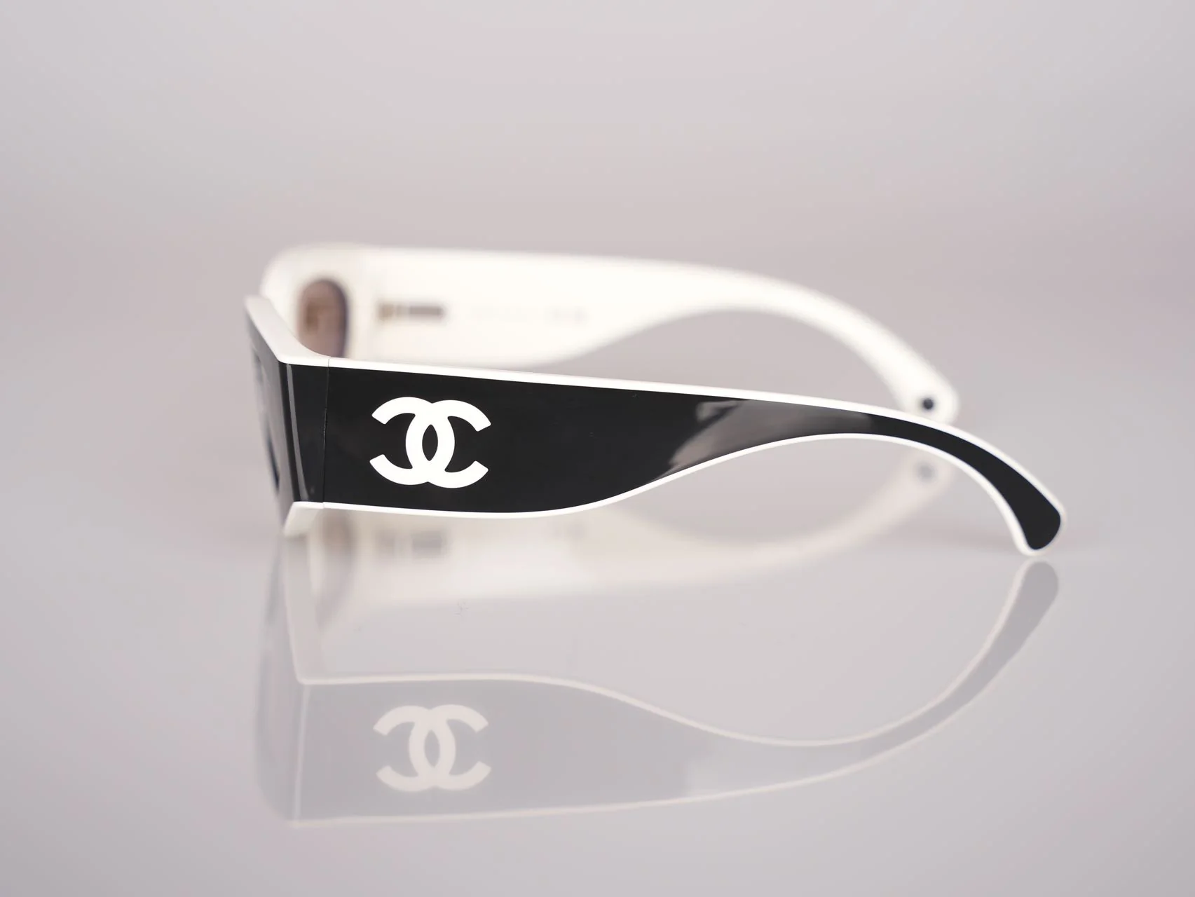 used-Chanel Cat Eye Sunglasses with CC Logo Black and White-MILOURA