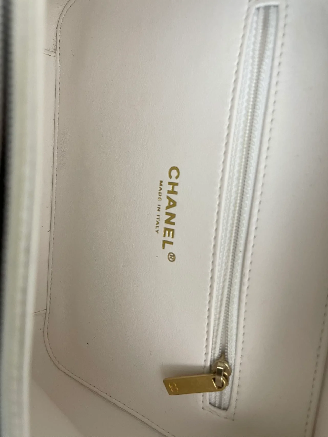 used-Chanel White vanity case Bag in Quilted Leather CC Filigree Chain Around-MILOURA