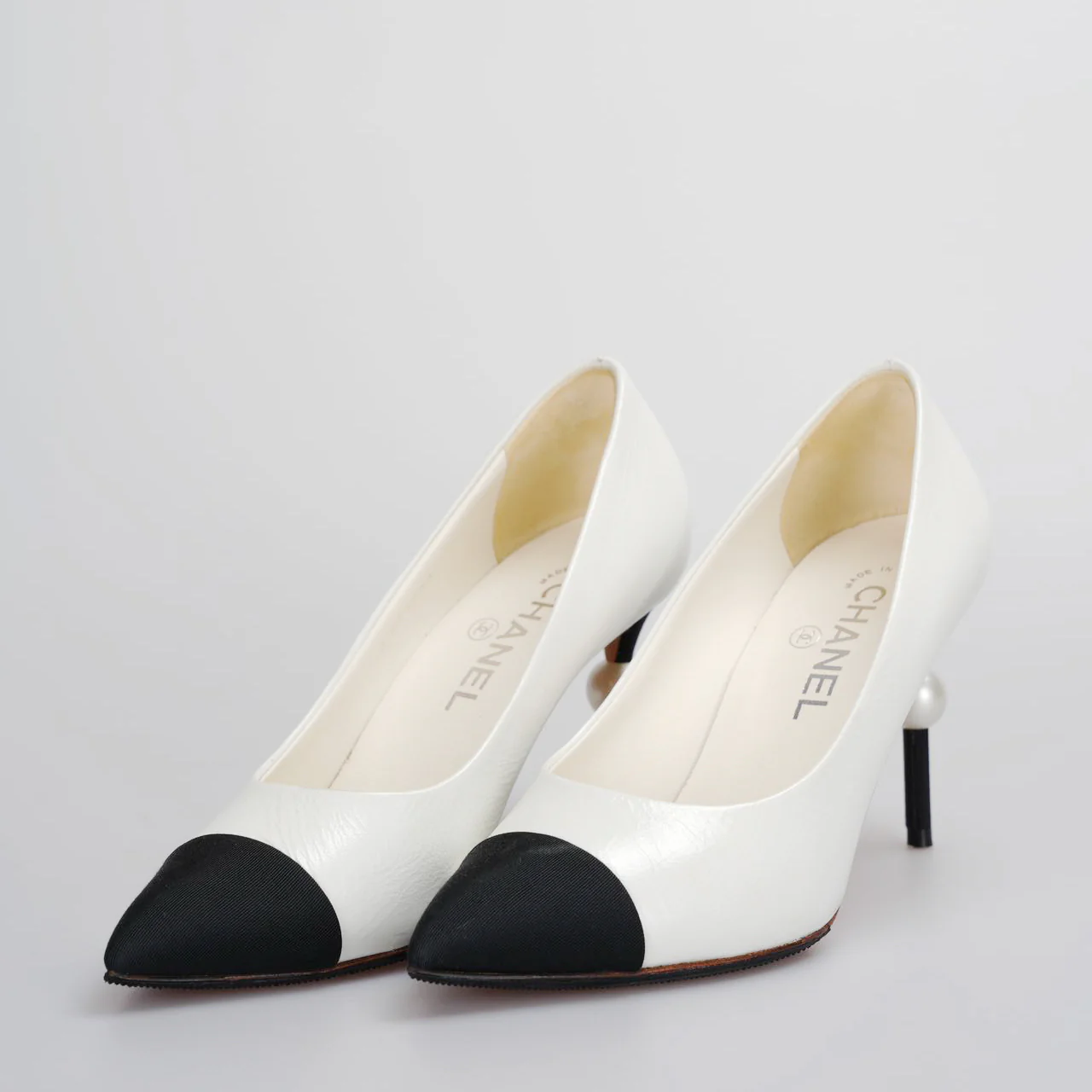 used-Chanel white black pumps with pearl CC logo 38-MILOURA