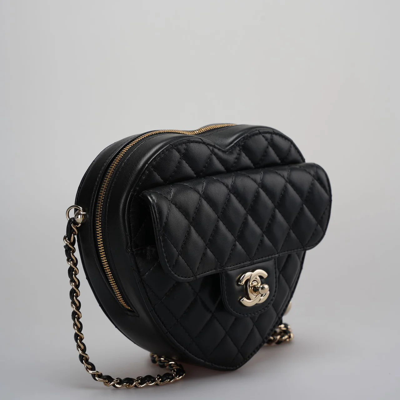 used-Chanel Lambskin Quilted CC In Love big Heart Clutch With Chain in Black-MILOURA