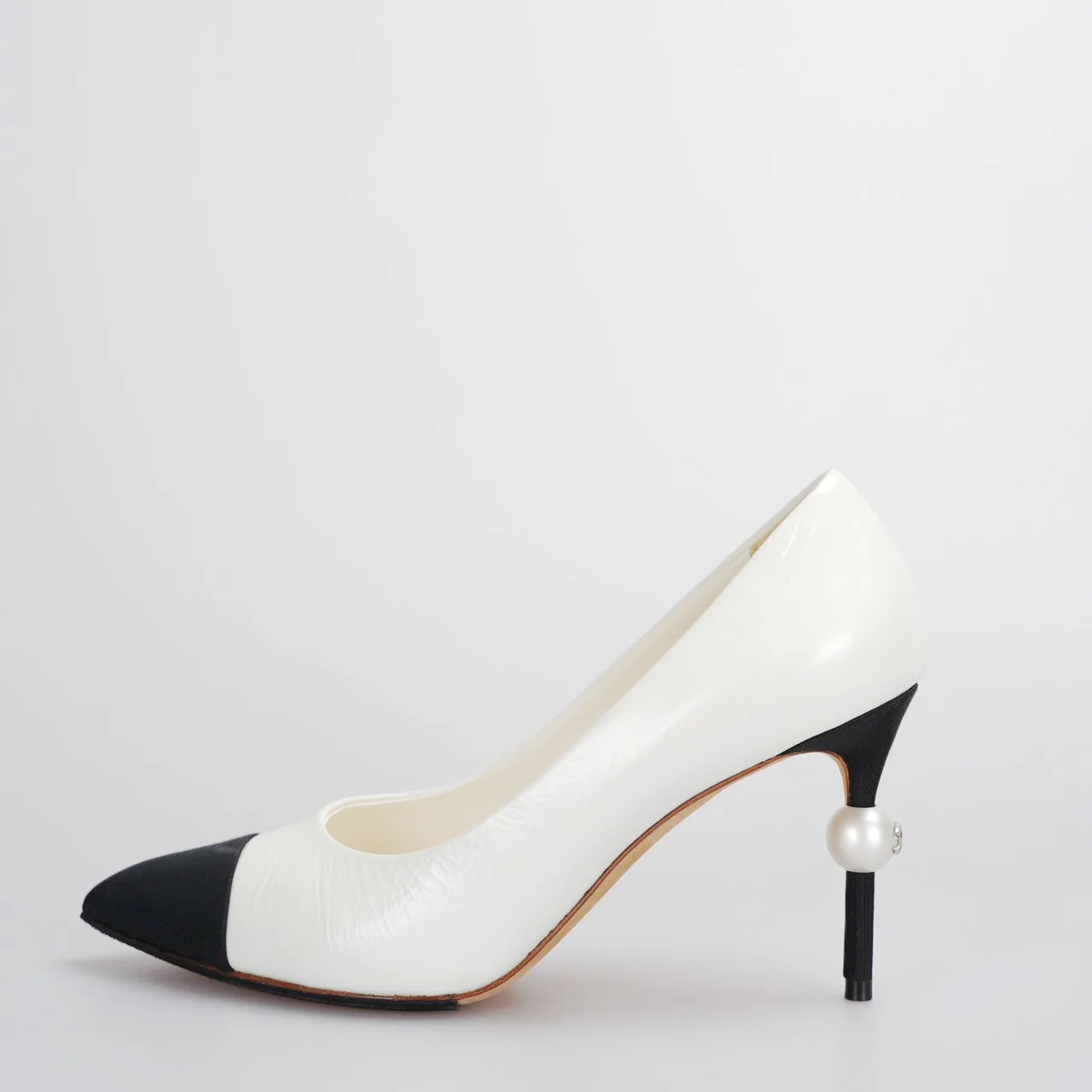 used-Chanel white black pumps with pearl CC logo 38-MILOURA