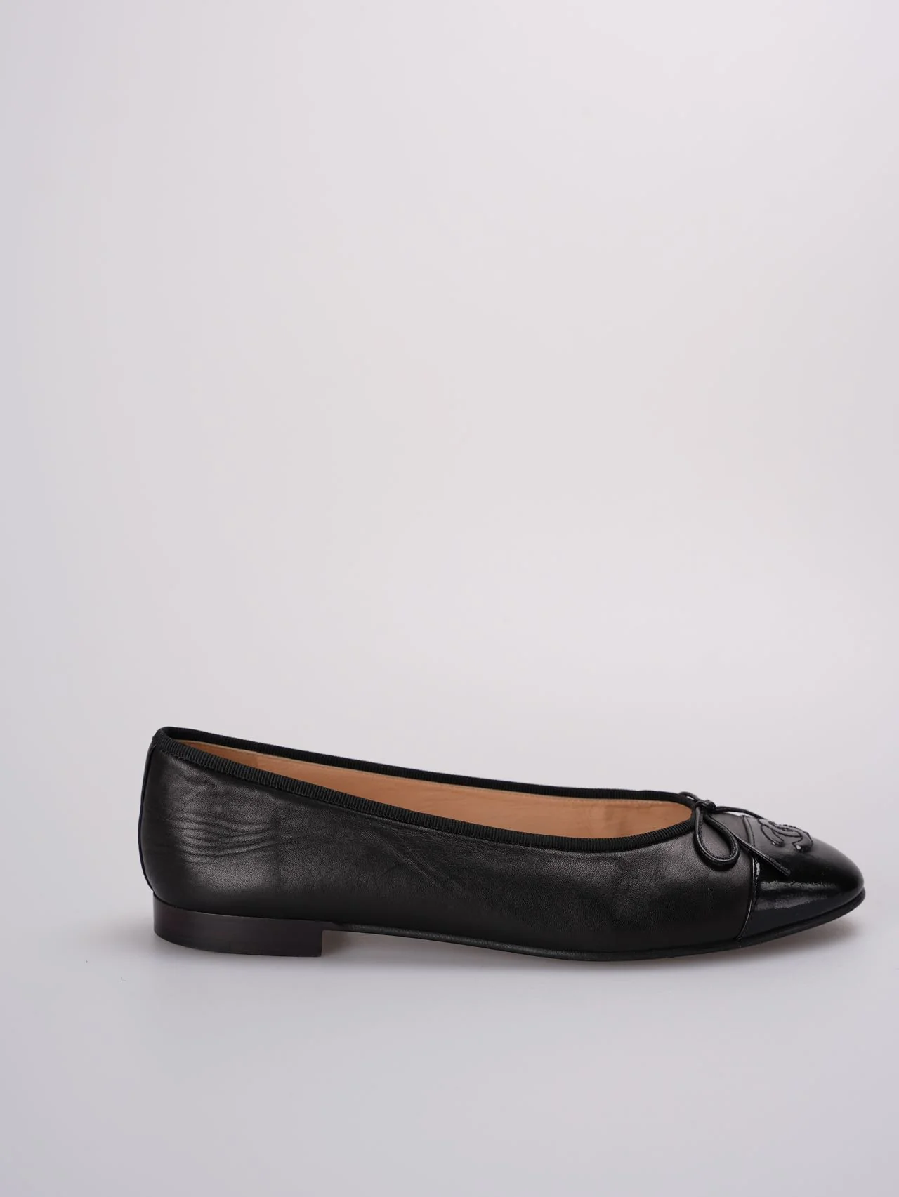 used-Chanel ballet flats in black leather with contrasting black patent toe and embossed interlaced Chanel C logo size 40-MILOURA