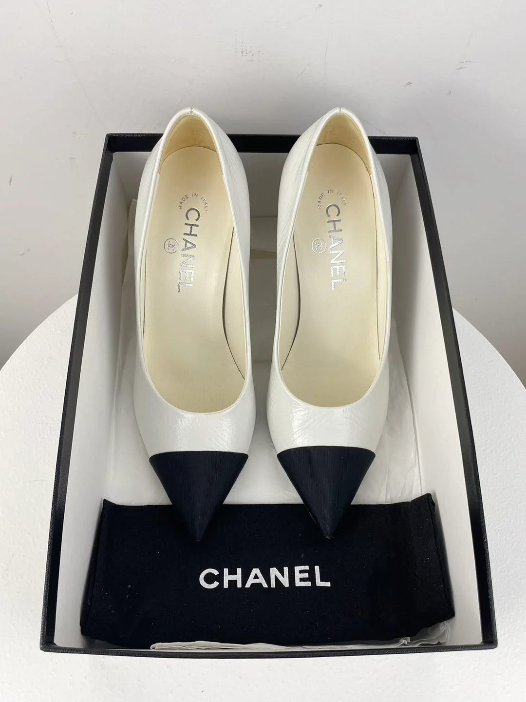 used-Chanel white black pumps with pearl CC logo 38-MILOURA