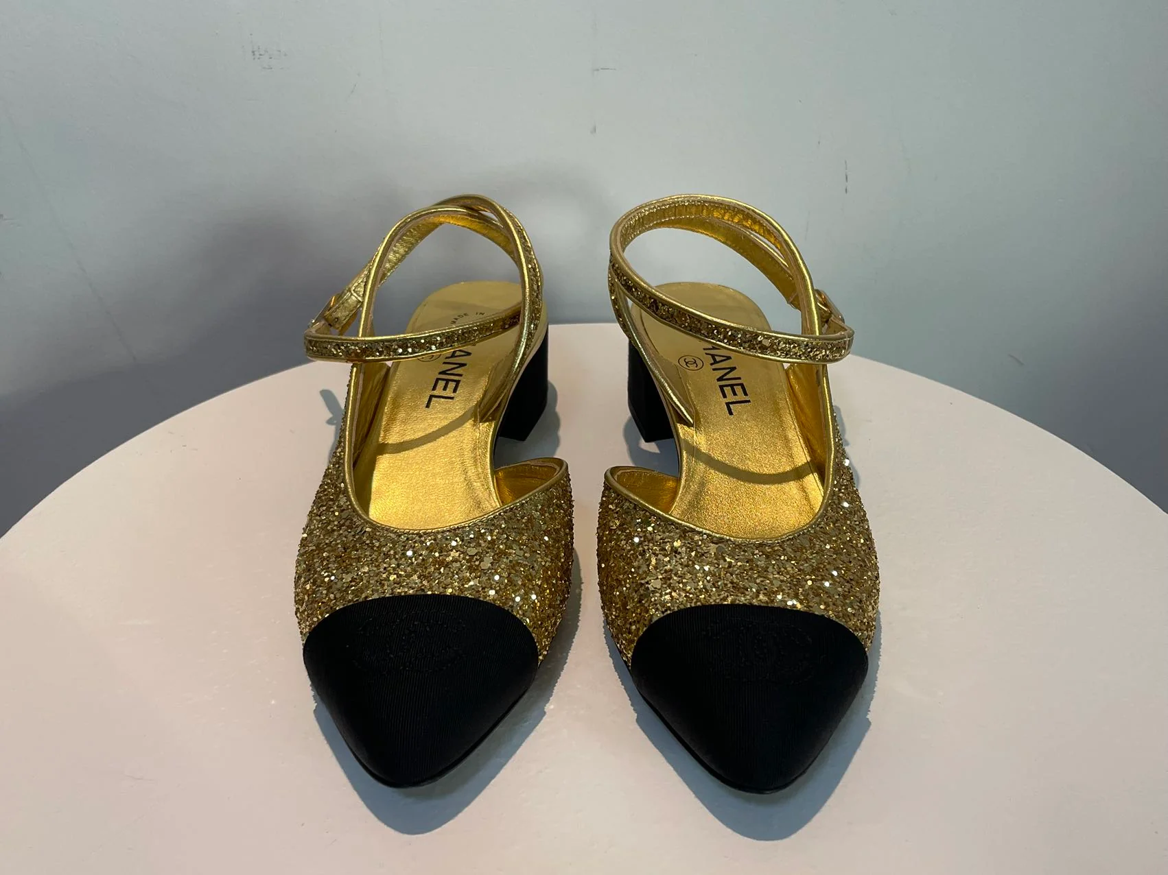 used-Chanel GoldBlack Coarse Glitter and Fabric CC Cap Toe Slingback Pumps Size EU37.5-MILOURA