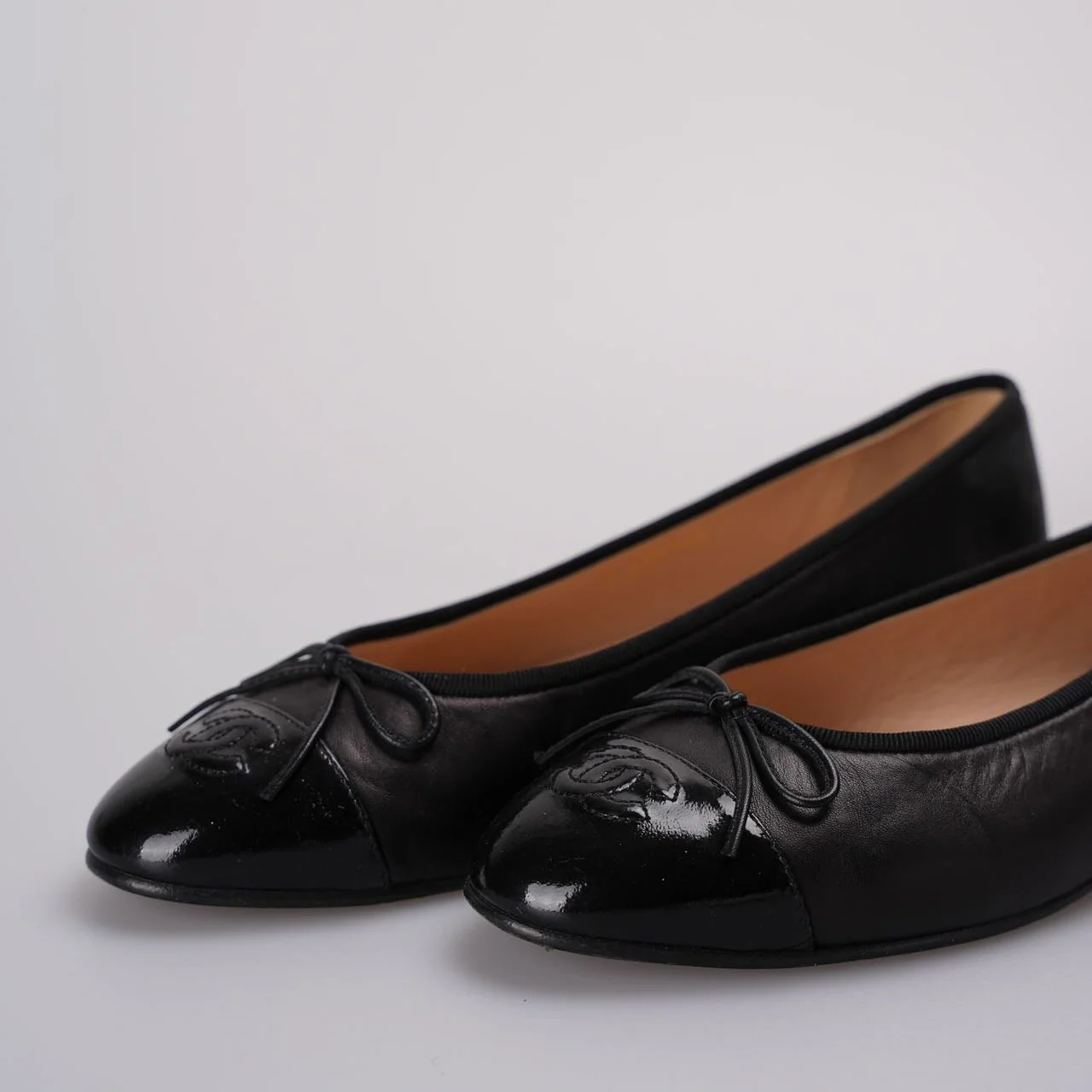 used-Chanel ballet flats in black leather with contrasting black patent toe and embossed interlaced Chanel C logo size 40-MILOURA