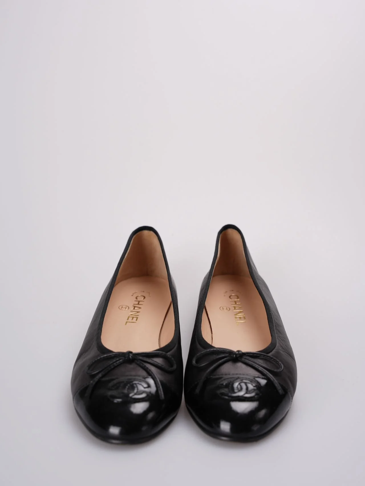 used-Chanel ballet flats in black leather with contrasting black patent toe and embossed interlaced Chanel C logo size 40-MILOURA