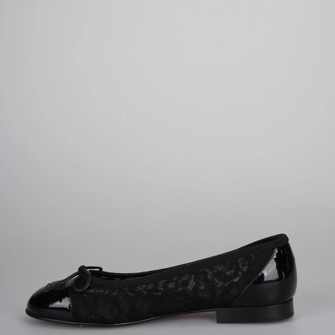 used-Chanel Black Lace and Patent Leather CC Bow Cap Toe Ballet Flats Size 38-MILOURA