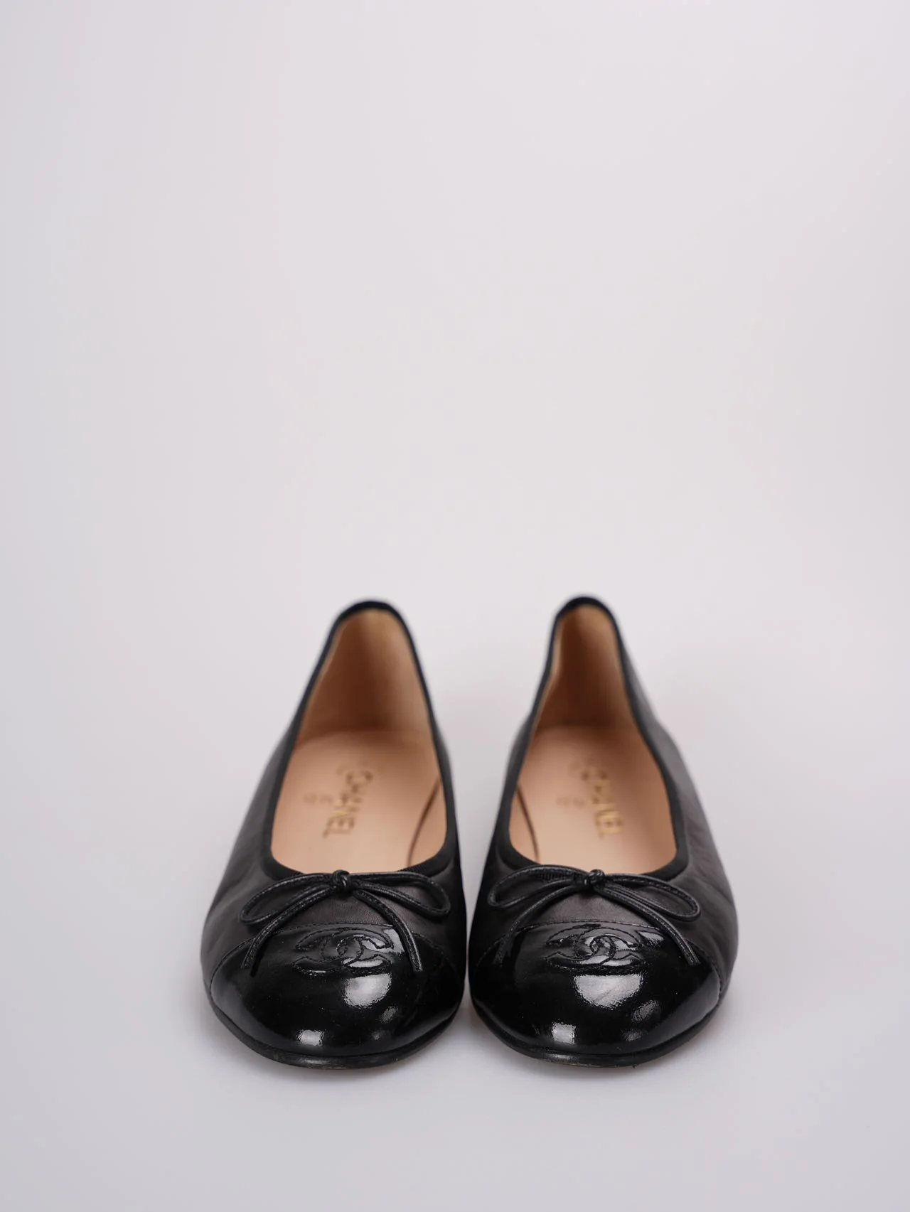 used-Chanel ballet flats in black leather with contrasting black patent toe and embossed interlaced Chanel C logo size 40-MILOURA