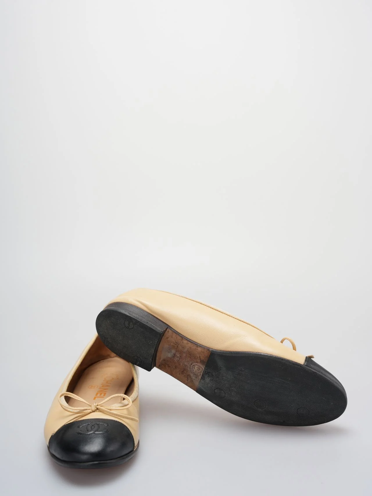 used-Chanel Beige/Black Leather CC Bow Cap Toe Ballet Flats Size 37 .5-MILOURA