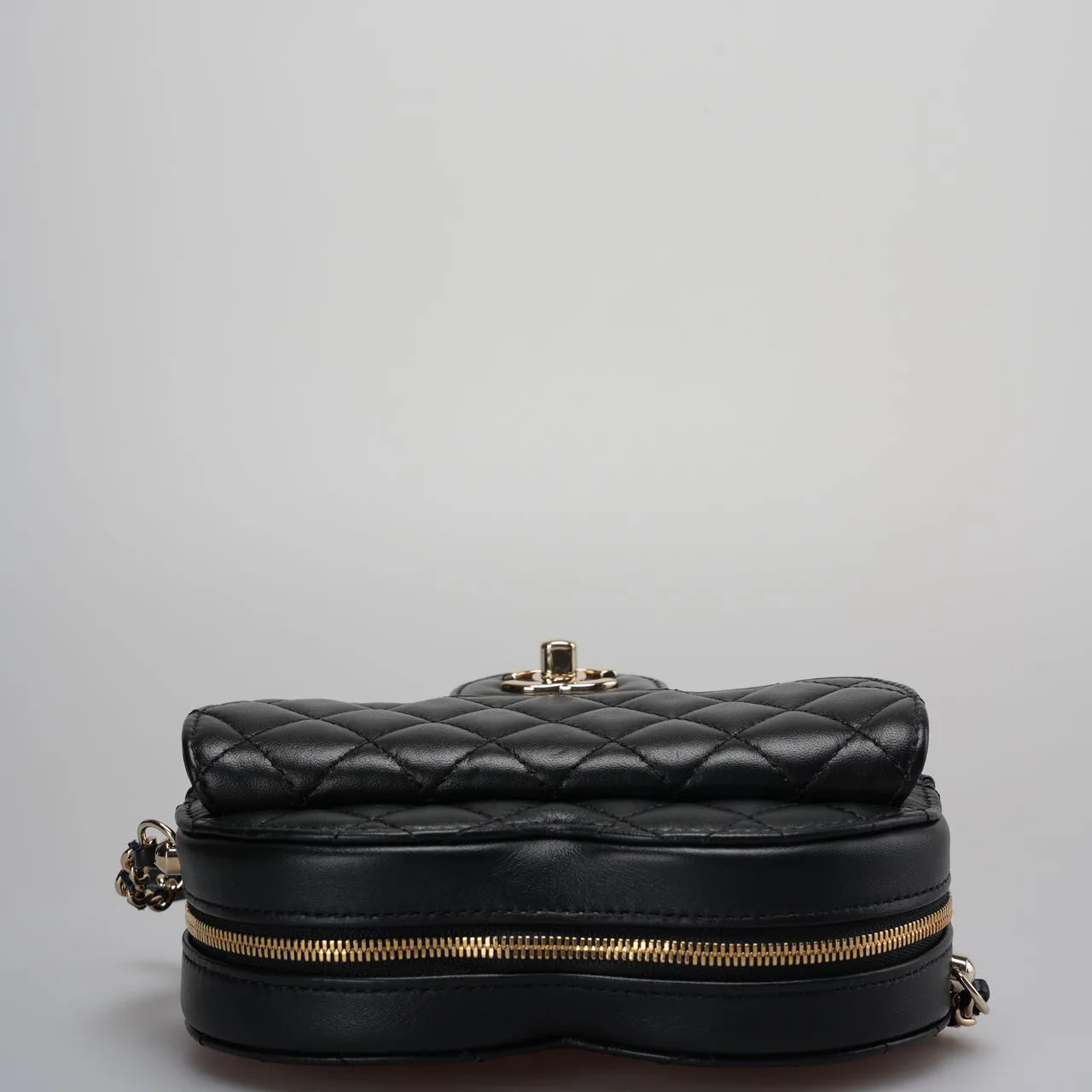 used-Chanel Lambskin Quilted CC In Love big Heart Clutch With Chain in Black-MILOURA