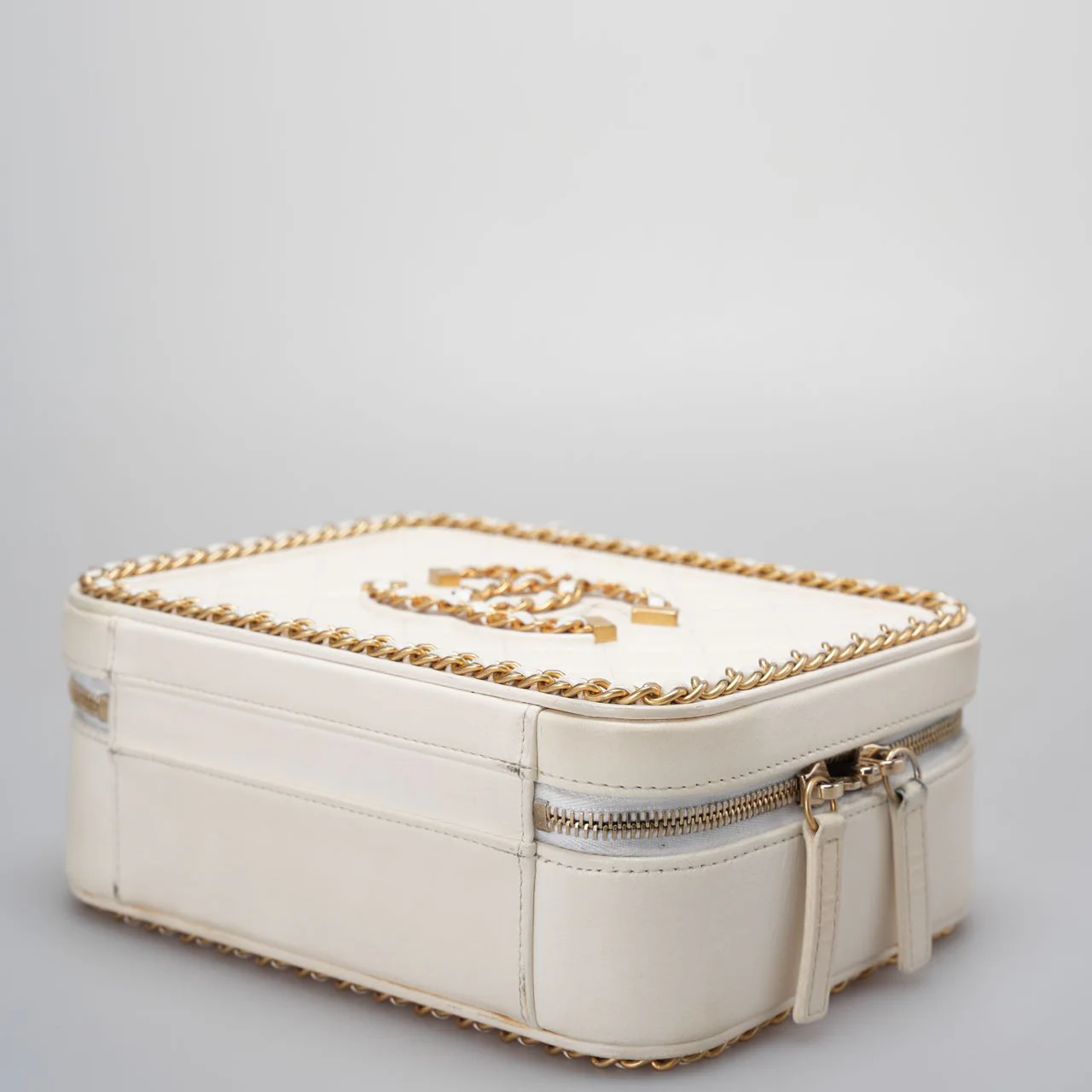used-Chanel White vanity case Bag in Quilted Leather CC Filigree Chain Around-MILOURA
