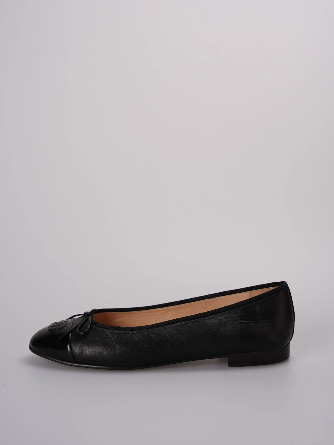 used-Chanel ballet flats in black leather with contrasting black patent toe and embossed interlaced Chanel C logo size 40-MILOURA