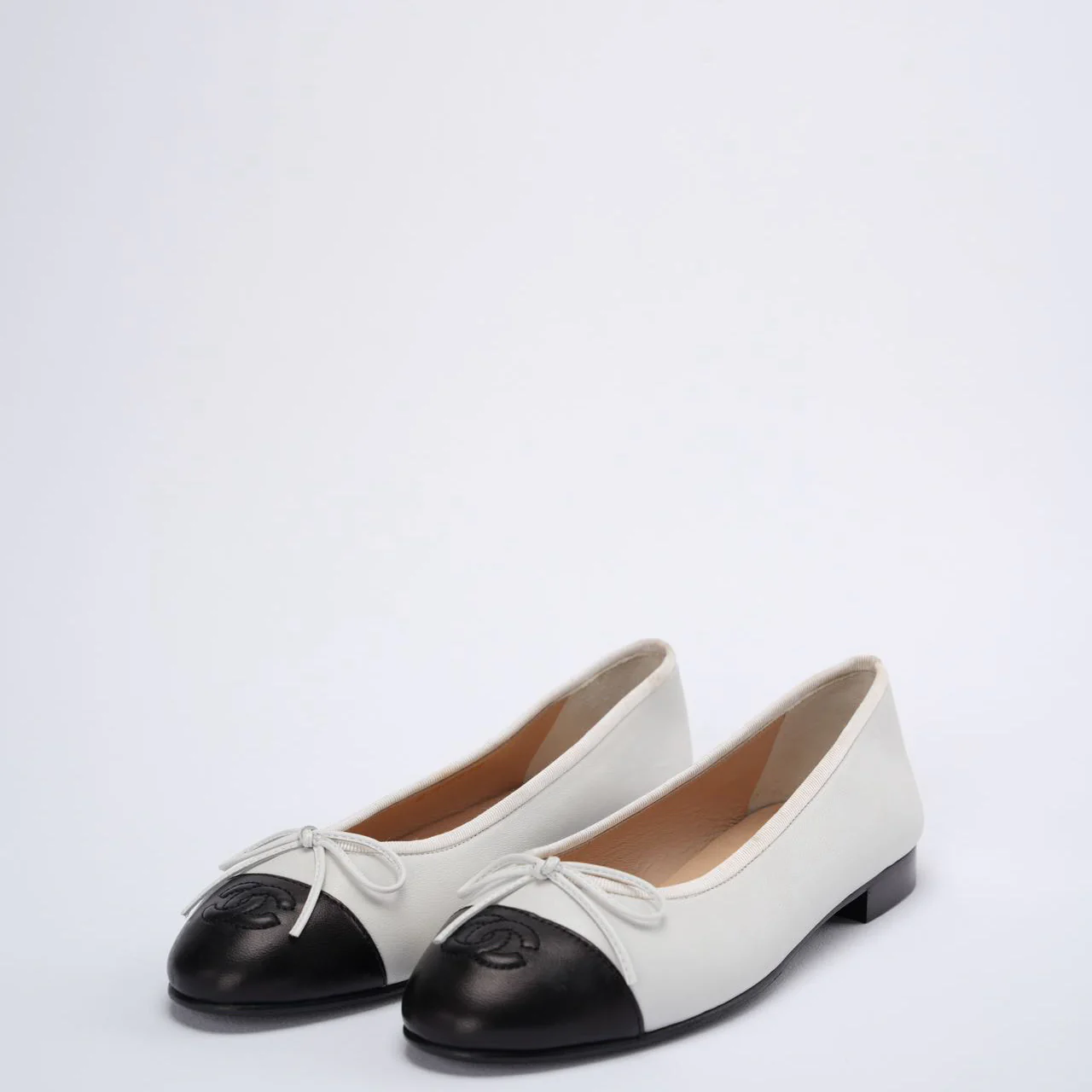 Chanel White Black Ballerinas Ballet Flats 38.5