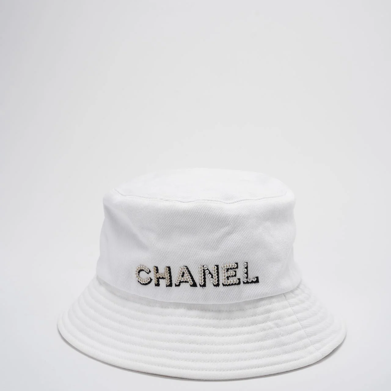 Chanel Denim Bucket Hat in White with Logo – Size S Front
