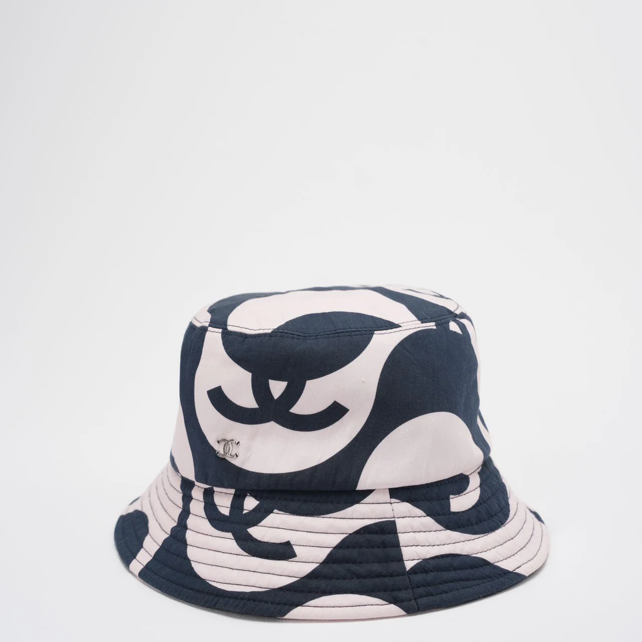 Chanel CC Bucket Hat in Navy and Ivory Cotton – Size S Front 