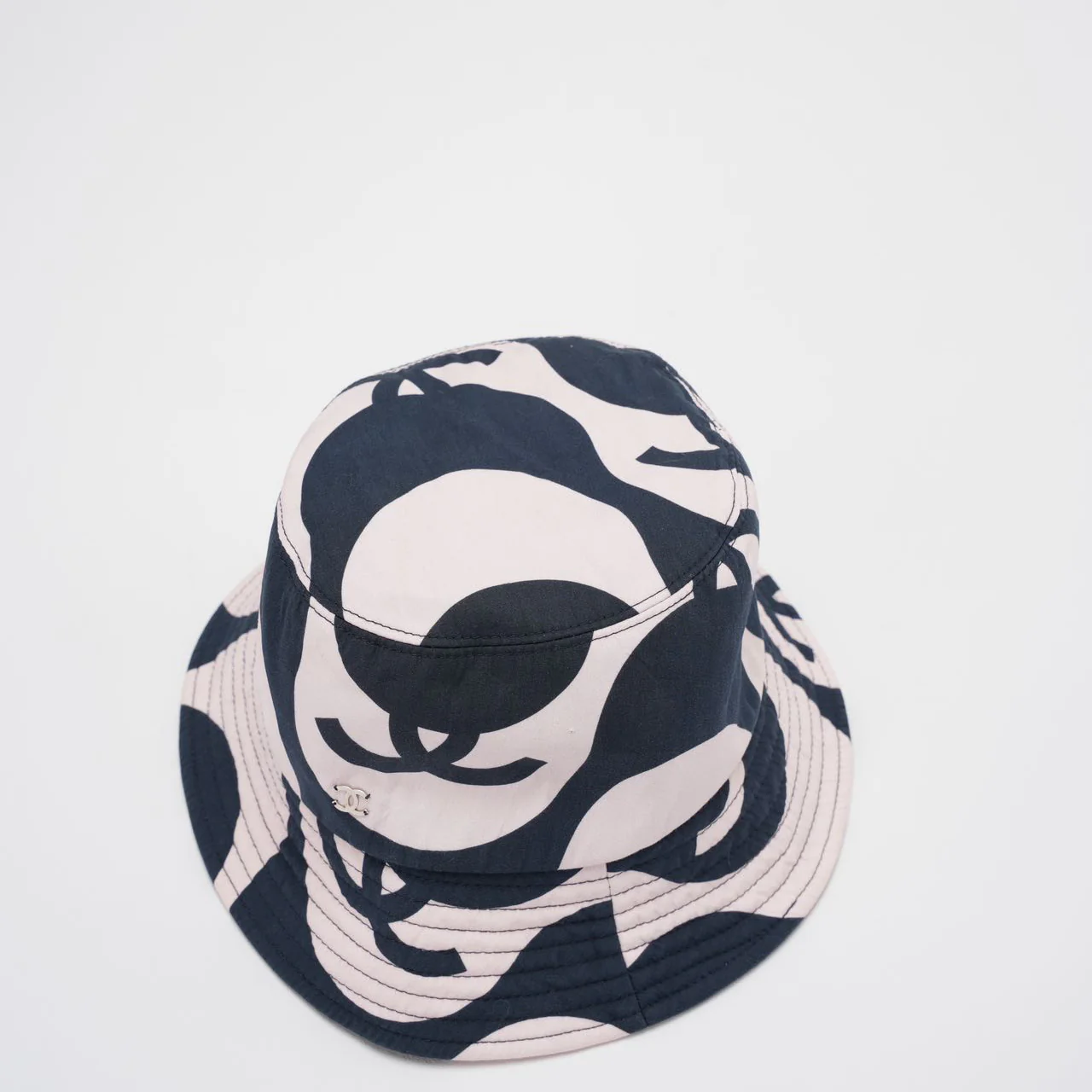 Chanel CC Bucket Hat in Navy and Ivory Cotton – Size S Up