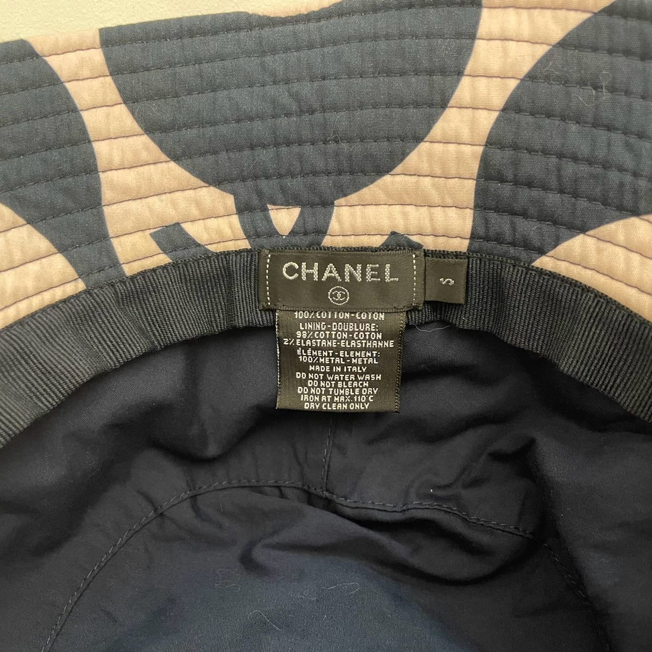 Chanel CC Bucket Hat in Navy and Ivory Cotton – Size S Logo