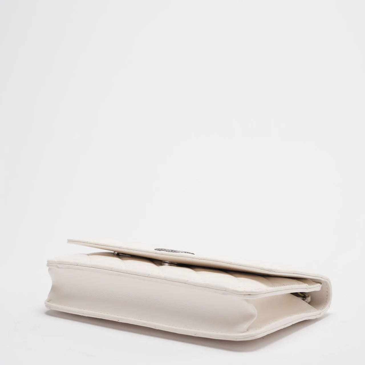 Chanel Wallet on Chain Timeless/Classique Leather Crossbody Bag in White with Silver Hardware Corner