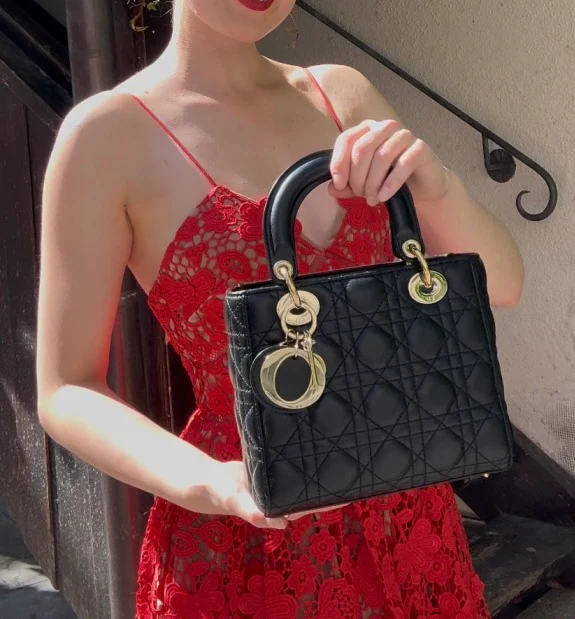 Christian Dior Schwarze kleine Lady Dior Tasche aus Cannage-Lammleder mit goldenen Beschlägen