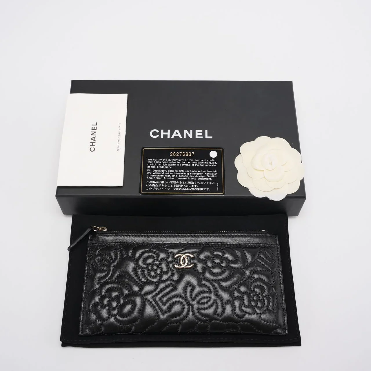 Chanel Camellia gesteppte Zip-Pouch aus schwarzem Lammleder