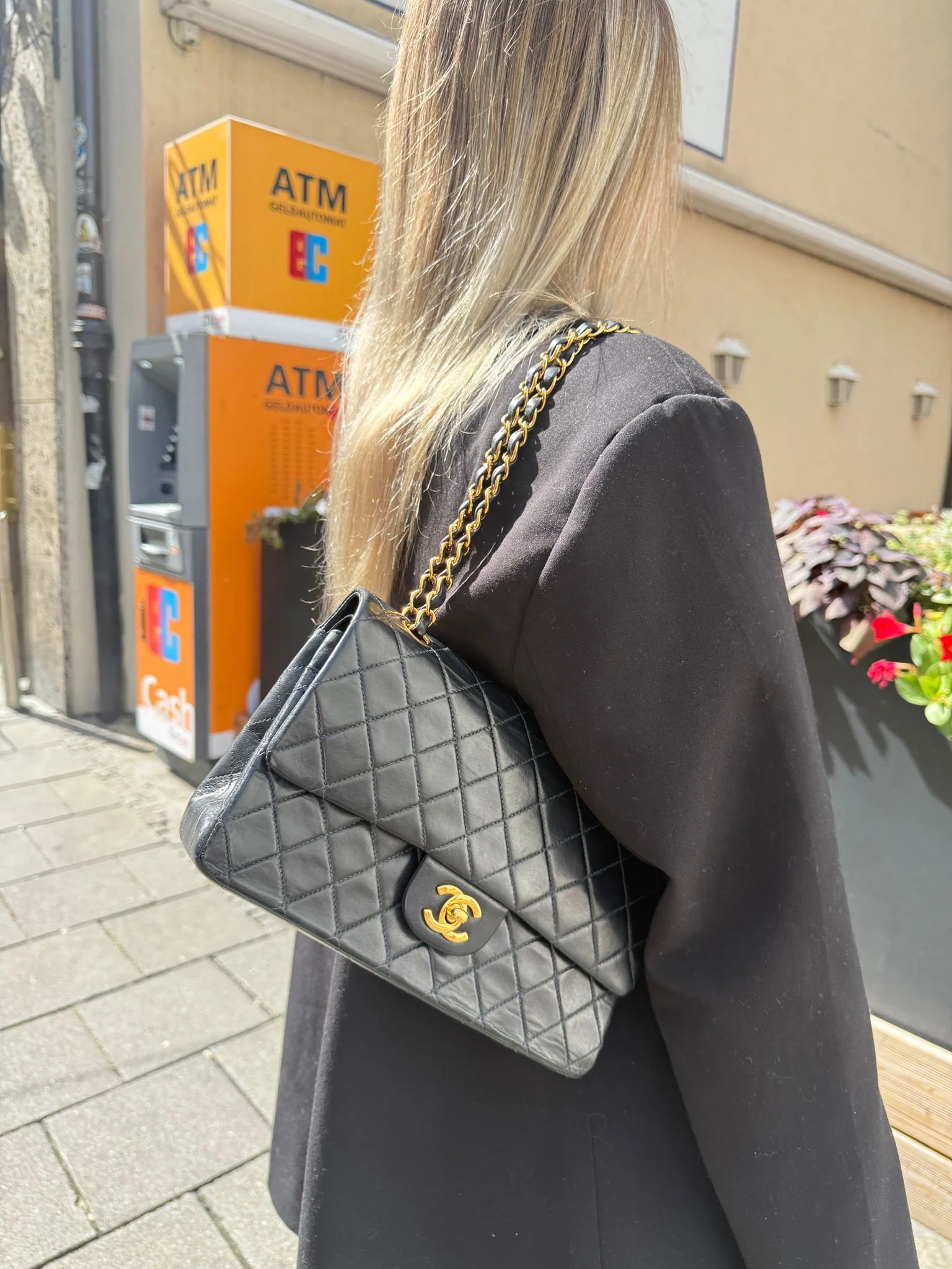 Sac à rabat Chanel Timeless Classic noir vintage des années 1990