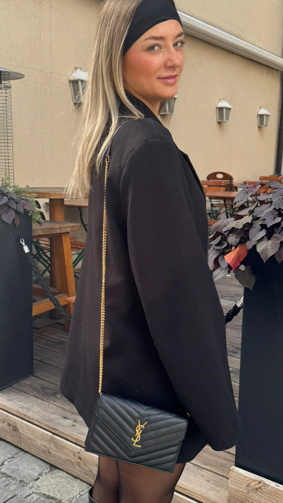 Saint Laurent ​​Kleines Portemonnaie mit Monogramm und Kettentasche in Schwarz mit goldenen Metallteilen