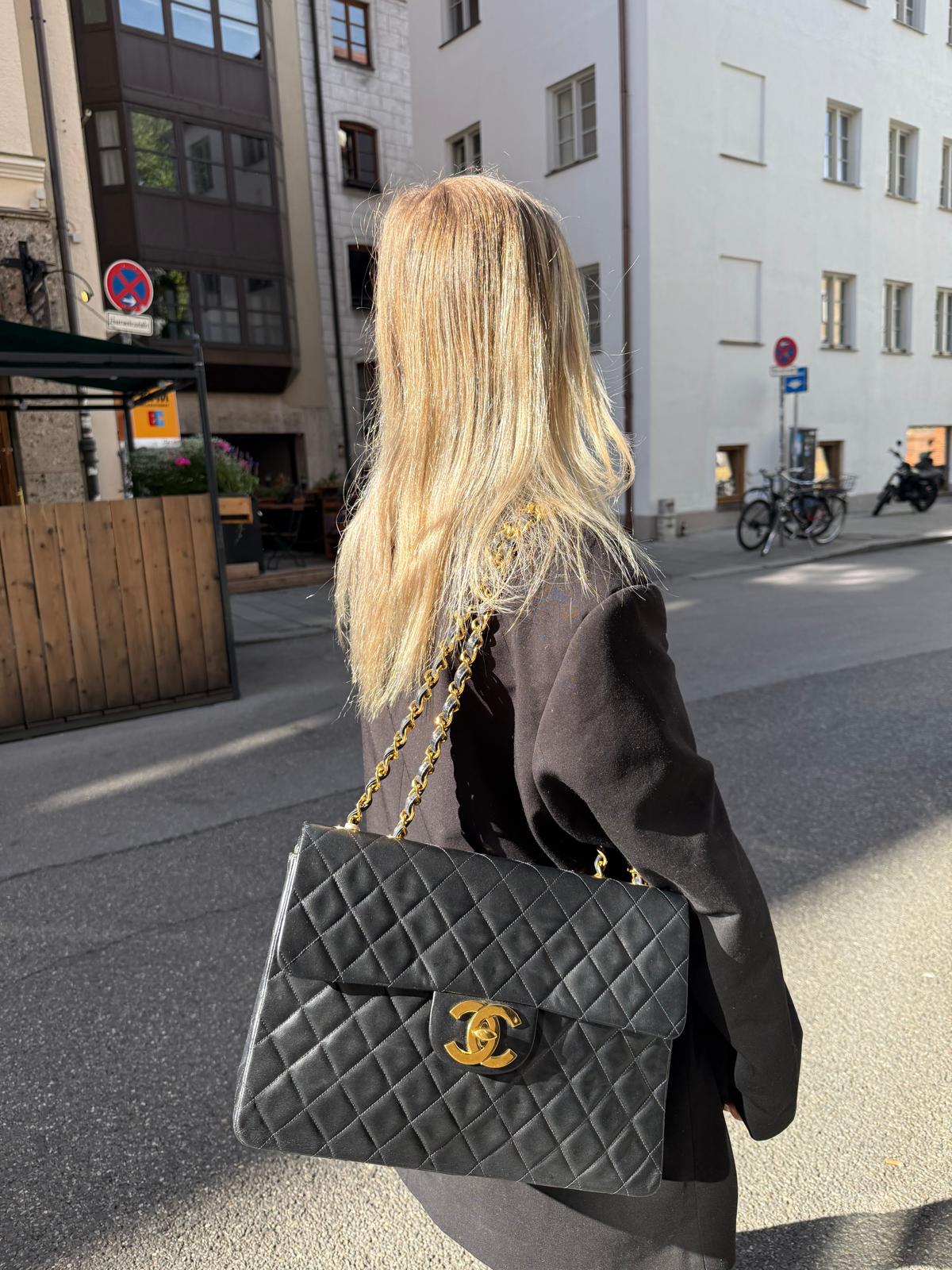 Sac bandoulière Chanel Vintage Maxi Classic Flap en agneau noir 1991-1994