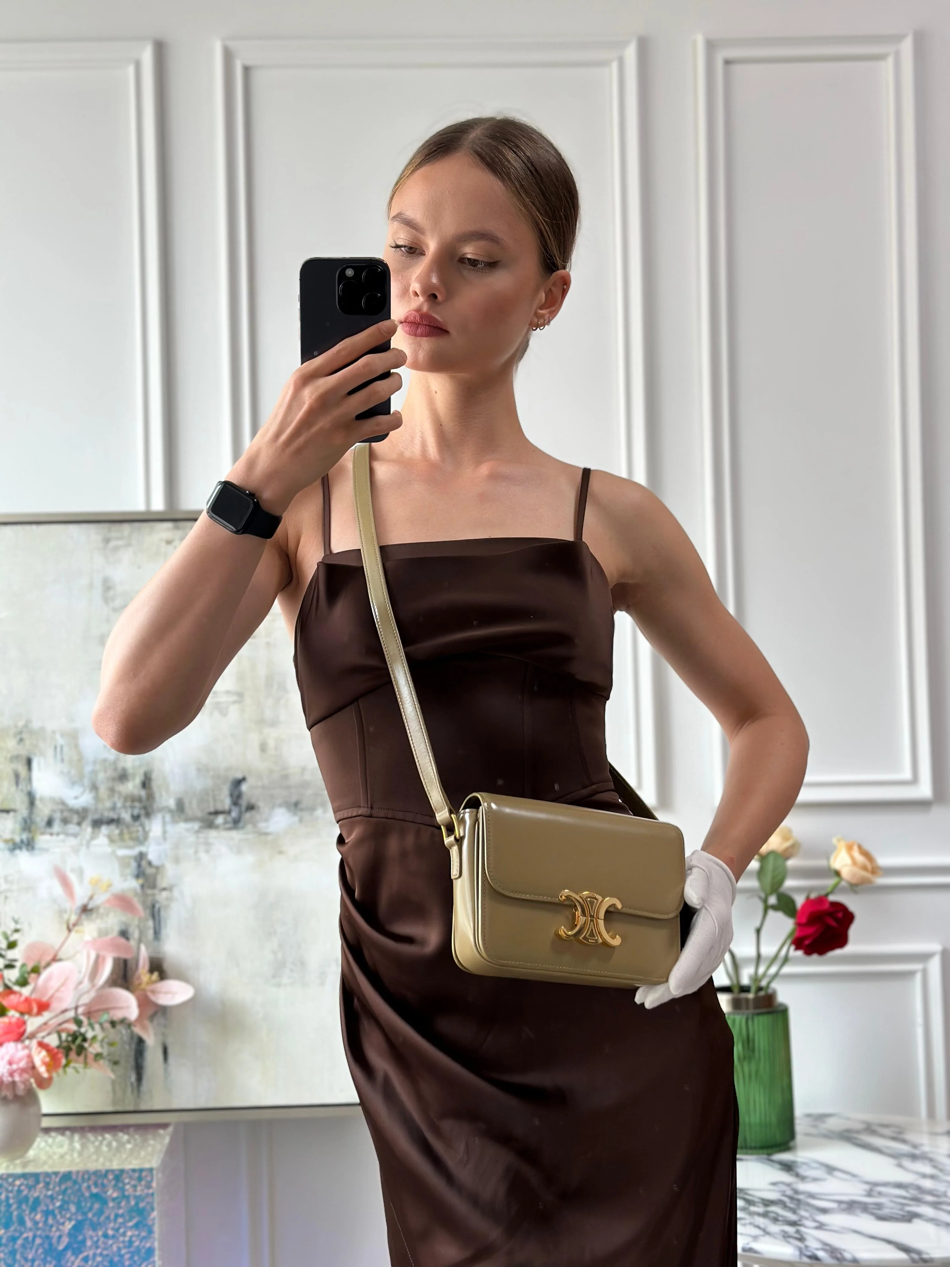 Céline Classic Triomphe Tasche aus glänzendem Kalbsleder in Rauchbraun.