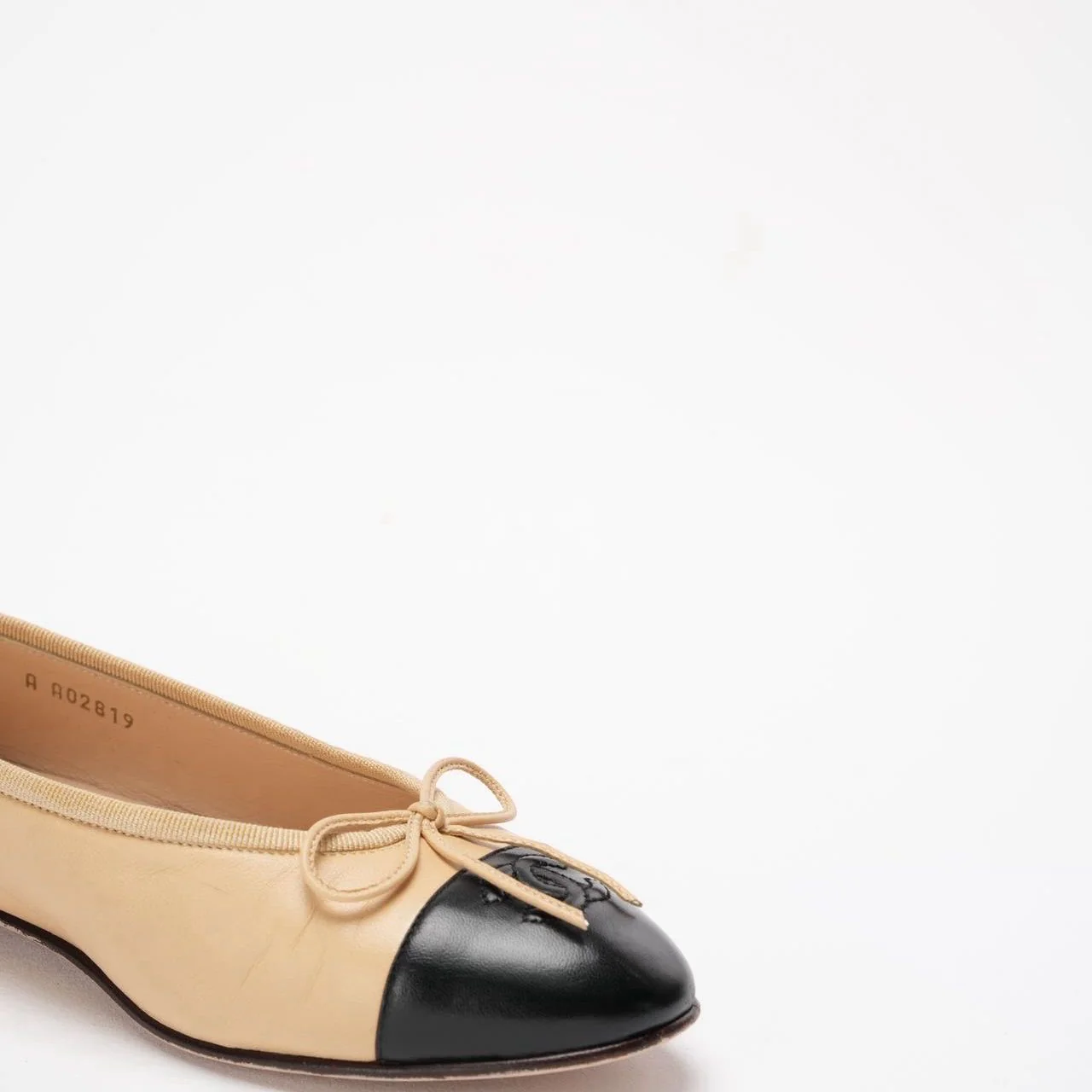 Chanel Beige / Black Leather CC Cap Toe Ballet Flats 39